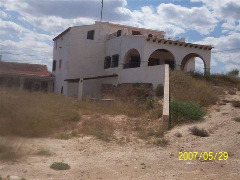 Una gran casa de campo rústica con un área de construcción de 416m2 con bonitas vistas. Parte de la propiedad ha sido reformada y es habitable, mientras que otras partes requieren reforma. La propiedad se encuentra en una gran parcela de 10.000m2 y tiene luz eléctrica y un depósito de agua. También hay una gran piscina (17m x 7m), área de barbacoa, garaje, etc. otros 20,000 en escrituras y en realidad tiene 37,000 también disponible a un costo adicional - precio por confirmar.Somos especialistas en la Costa Blanca y Costa Cálida que se especializan en las regiones del interior de Alicante y Murcia con un énfasis particular en Elda, Pinoso, Aspe, Elche y las áreas circundantes. Somos una empresa establecida, bien conocida y confiable que ha construido una sólida reputación entre compradores y vendedores desde que comenzamos a comercializar en 2004. Ofrecemos un servicio completo sin cargos ocultos o sorpresas, comenzando con la compra de la propiedad, hasta la finalización, y un servicio posventa incomparable que incluye administración de propiedades, servicios de construcción y ayuda y consejos generales para que su nueva casa sea un hogar. Con una cartera de más de 1400 propiedades en venta, confiamos en que podemos ayudar, así que háganos saber su propiedad, presupuesto y ubicación preferidos, y nosotros haremos el resto.