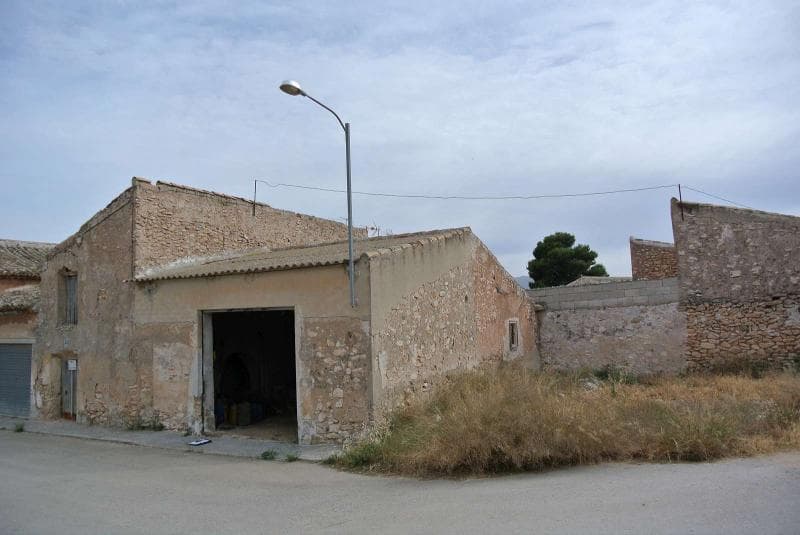 Esta propiedad se encuentra en el corazón de un pequeño pueblo que ahora se ha urbanizado. Esto significa que la propiedad puede ser completamente desarrollada y restaurada en una casa familiar. Actualmente, la propiedad es un gran garaje y una Bodega / almacén de dos plantas. El lado de la propiedad es un área de jardín de aproximadamente 70 m². La propiedad se beneficia de una buena ubicación con acceso a la pista de despeque y tiene las instalaciones de agua potable, electricidad y alcantarillado de la red disponibles en su puerta. Además, tiene vistas abiertas a la zona verde de los pequeños pueblos y luego campos abiertos con huertos y viñedos. ¡Tiene una gran posibilidad de inversión, especialmente al precio actual!Somos especialistas en la Costa Blanca y Costa Cálida que se especializan en las regiones del interior de Alicante y Murcia con un énfasis particular en Elda, Pinoso, Aspe, Elche y las áreas circundantes. Somos una empresa establecida, bien conocida y confiable que ha construido una sólida reputación entre compradores y vendedores desde que comenzamos a comercializar en 2004. Ofrecemos un servicio completo sin cargos ocultos o sorpresas, comenzando con la compra de la propiedad, hasta la finalización, y un servicio posventa incomparable que incluye administración de propiedades, servicios de construcción y ayuda y consejos generales para que su nueva casa sea un hogar. Con una cartera de más de 1400 propiedades en venta, confiamos en que podemos ayudar, así que háganos saber su propiedad, presupuesto y ubicación preferidos, y nosotros haremos el resto.