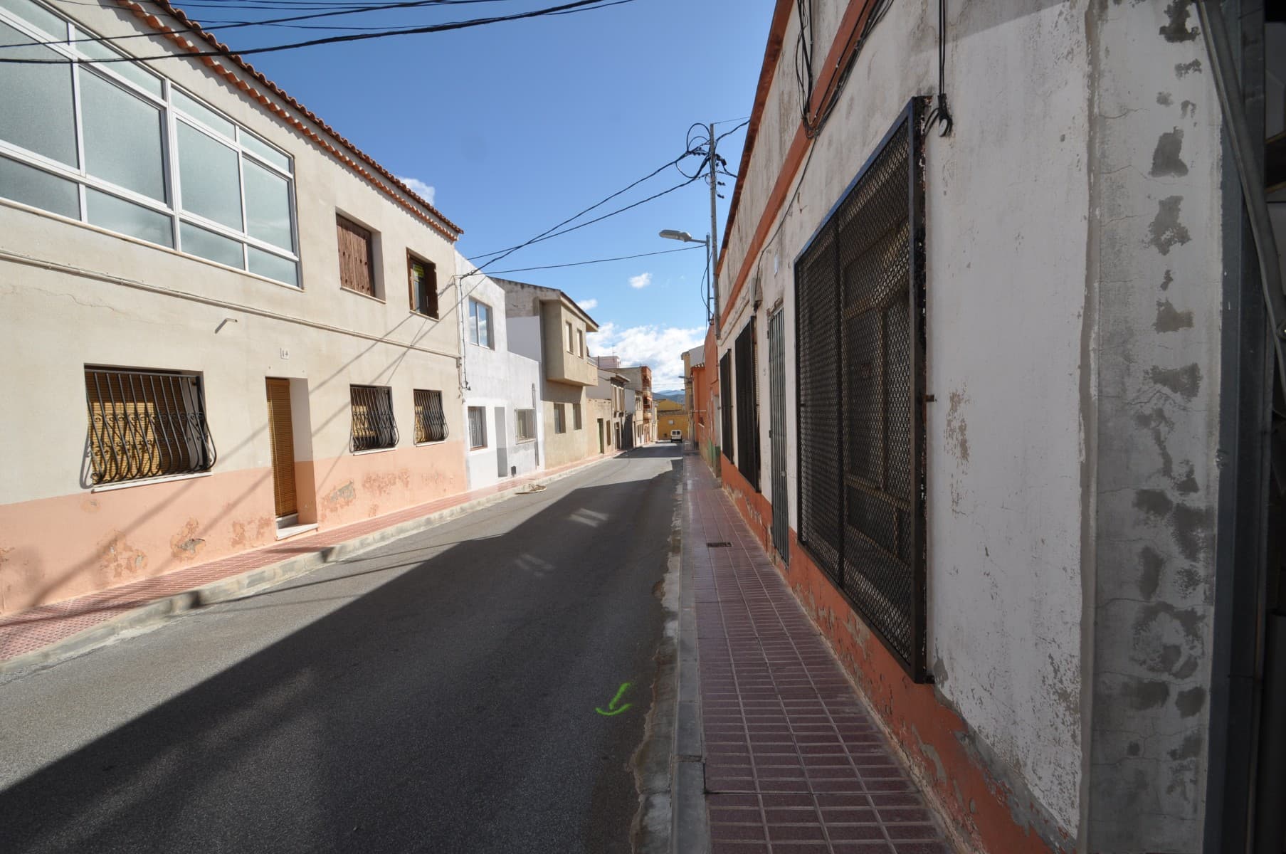 Esta propiedad es una nave que tiene 268 m2, tiene dos entradas, una de ellas con una puerta de coche a lo que podría ser el garaje. Esta propiedad es ideal para quien está buscando un lugar para hacer un taller, trabajar como mecánico, abrir una tienda ... ya que es un espacio amplio y diáfano. Tiene varias salas pequeñas, que podrían convertirse en una oficina, un almacén ... También tiene un baño.El piso superior es edificable.Si le ha gustado esta propiedad, no dude en contactarnos para concertar una visita, ¡estaremos encantados de ayudarle!Somos especialistas en la Costa Blanca y Costa Cálida que se especializan en las regiones del interior de Alicante y Murcia con un énfasis particular en Elda, Pinoso, Aspe, Elche y las áreas circundantes. Somos una empresa establecida, bien conocida y confiable que ha construido una sólida reputación entre compradores y vendedores desde que comenzamos a comercializar en 2004. Ofrecemos un servicio completo sin cargos ocultos o sorpresas, comenzando con la compra de la propiedad, hasta la finalización, y un servicio posventa incomparable que incluye administración de propiedades, servicios de construcción y ayuda y consejos generales para que su nueva casa sea un hogar. Con una cartera de más de 1400 propiedades en venta, confiamos en que podemos ayudar, así que háganos saber su propiedad, presupuesto y ubicación preferidos, y nosotros haremos el resto.