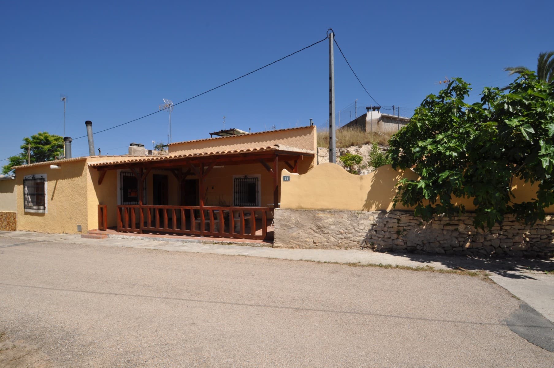 Preciosa Casa Cueva en Casas del Señor, a poca distancia andando del centro. Compuesto por 4 dormitorios grandes, 1 baño grande, la cocina con chimenea de unos 30 metros. En muy buenas condiciones. Una gran terraza en la entrada y el aparcamiento privado justo en frente de la casa. Un paisaje muy tranquilo y hermoso. Disponemos de una amplia cartera de propiedades en las zonas de la Costa Blanca y la Costa Cálida, especializada en fincas, villas, fincas, solares edificables y opciones de diseño y construcción en las regiones de Alicante y Murcia, con especial énfasis en Elda, Monovar, Pinoso, Sax , Villena, Aspe, Fortuna, Albacete y muchos más alrededores. Estamos establecidos desde 2004 y tenemos décadas de experiencia entre el equipo que aportamos para ayudarlo a encontrar y asegurar la nueva casa de sus sueños. Te ayudamos en cada paso del camino para asegurarnos de que tu compra en España sea segura y sin complicaciones. No estamos aquí para venderle una propiedad, estamos aquí para ayudarlo a realizar su sueño y encontrar lo que es adecuado para usted. Con nosotros estás en las manos más seguras. Contáctenos ahora para tener una charla sin compromiso sobre cómo usted también puede realizar sus sueños.