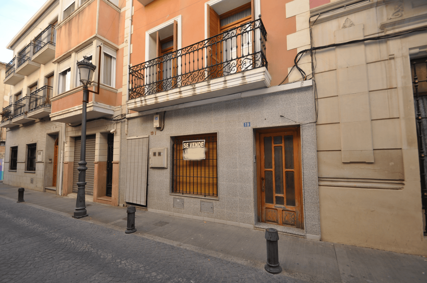 Hermosa casa de pueblo ubicada en el centro de Novelda, la propiedad tiene acceso a través de dos calles diferentes. ¡Esta casa necesita una pequeña mejora, pero con solo pintar y cambiar las puertas tendrá una nueva casa! La instalación eléctrica es nueva, la alcantarilla es nueva, el termo ... Así que lo principal está en perfectas condiciones. La casa tiene 165 metros construidos distribuidos en 3 dormitorios (con posibilidad de hacer más dormitorios) 1 baño, amplio salón preparado para poner una chimenea de leña y el área donde iría la cocina. También cuenta con un garaje muy grande con capacidad para 2/3 automóviles, que podría convertir en un anexo para invitados o más habitaciones. Somos especialistas en la Costa Blanca y la Costa Cálida, y nos especializamos en las regiones del interior de Alicante y Murcia con un énfasis particular en Elda, Pinoso, Aspe, Elche y sus alrededores. Somos una compañía establecida, conocida y confiable que ha construido una sólida reputación entre compradores y vendedores desde que comenzamos a comerciar en 2004. Ofrecemos un servicio completo sin cargos ocultos ni sorpresas, comenzando con el abastecimiento de la propiedad, hasta su finalización, y un servicio postventa inigualable que incluye administración de propiedades, servicios de construcción y ayuda y consejos generales para hacer de su nueva casa un hogar. Con una cartera de más de 1400 propiedades en venta, estamos seguros de que podemos ayudarlo, así que háganos saber su propiedad preferida, presupuesto y ubicación, y nosotros haremos el resto.