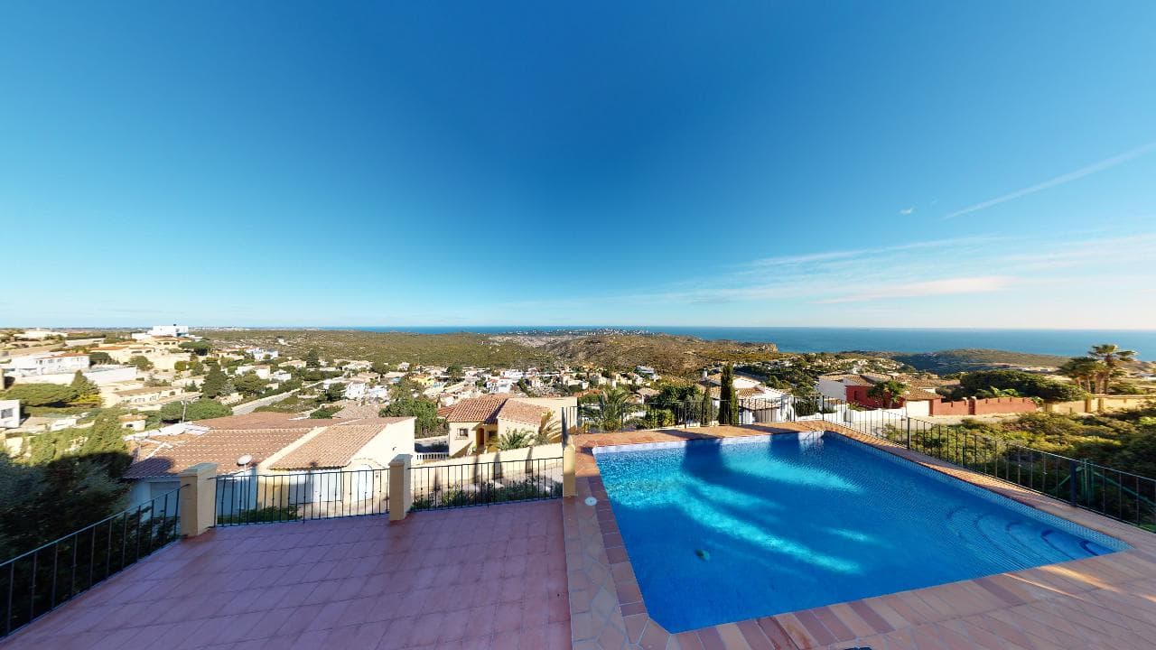 Fascinante propiedad en Cumbre del Sol con espectaculares vistas panorámicas. Villa de dos niveles distribuida en primer nivel con sala-comedor con vista panorámica a la bahía, terraza abierta, baño completo, cocina con acceso a la terraza y solarium. Planta baja, con cinco dormitorios y tres baños dos de ellos en suite, todas las habitaciones son dobles con armarios empotrados. La propiedad consta de parking privado, dos amplias terrazas con vistas espectaculares, piscina de 8x4, chimenea de leña, 300m2 de propiedad y 800m2 de parcela. Fantástica ubicación para familias al lado del colegio internacional Lady Elizabeth School. Si le ha gustado esta propiedad, no dude en ponerse en contacto con nosotros para organizar una visita, ¡estaremos encantados de poder ayudarle!