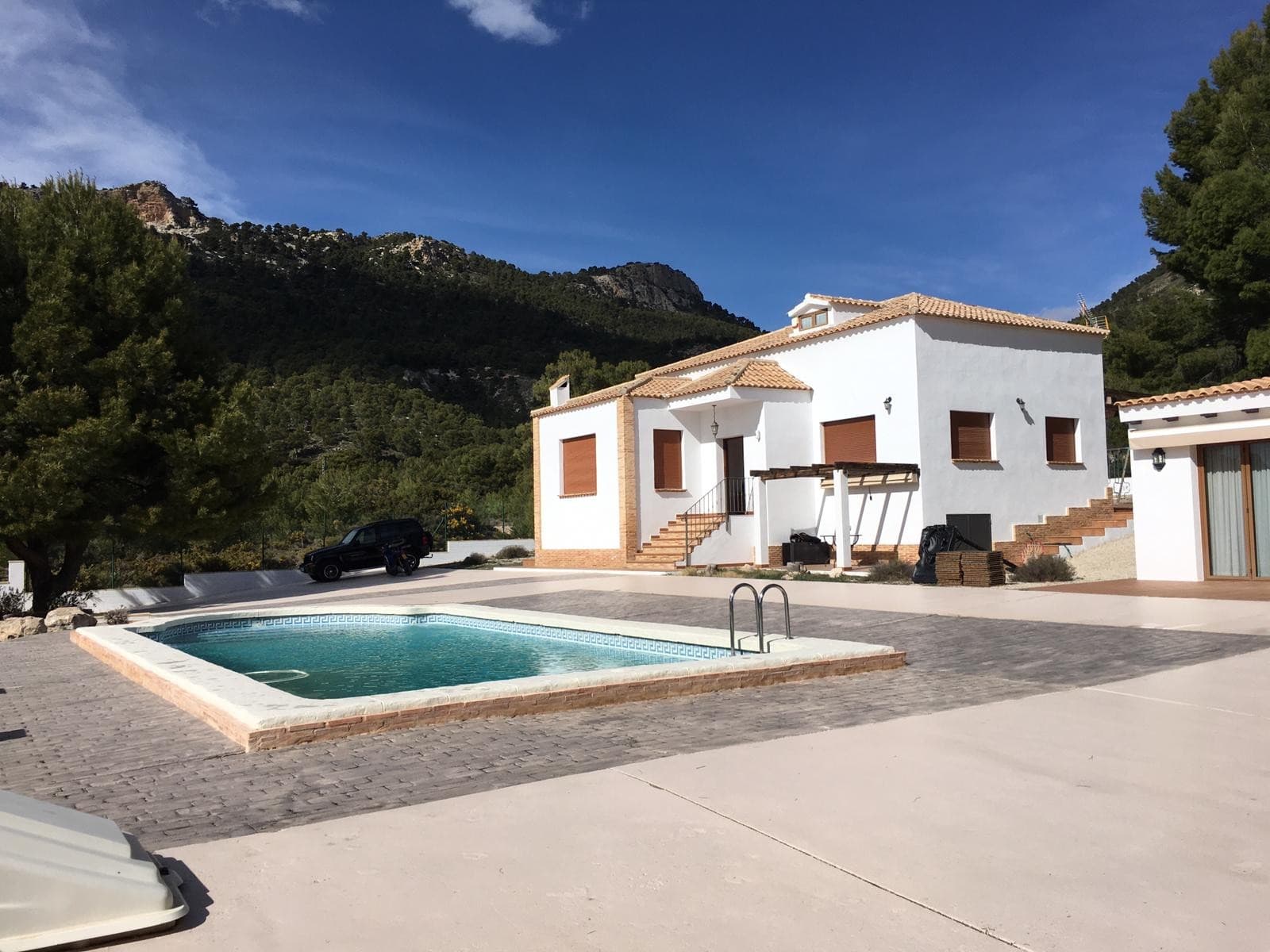 Esta lujosa villa se encuentra en un lugar privilegiado de Castalla, es una hermosa zona rural, con impresionantes vistas de las montañas y los valles que la rodean. La propiedad se encuentra en una zona muy tranquila con la máxima privacidad.Como puede ver en las fotos, tanto la casa principal como los jardines son hermosos. La parcela tiene 1600 metros cuadrados, en la que podemos encontrar árboles de sombra grandes y altos, un bonito jardín, un área de picnic, un parque infantil para niños, una gran piscina ... La parcela está completamente vallada, y la puerta de entrada es eléctrica , ¡Tiene todo lo que necesitas!La propiedad tiene 171 metros cuadrados construidos, también en el exterior, como podemos ver en las fotos hay una construcción que es una zona de barbacoa, que tiene un aseo, un trastero, ...Al entrar en la casa principal, hay un pequeño hall de entrada, a la izquierda encontramos una acogedora sala de estar con chimenea y hermosas vistas del jardín y la piscina. A la derecha otro salón-comedor. También en esta planta principal hay una gran cocina de buen tamaño para una mesa de desayuno.La casa principal tiene 5 dormitorios de buen tamaño y 2 baños completos, así como espacio de almacenamiento, muy luminoso, acabados y muebles de primera calidad ...Si le ha gustado esta propiedad, no dude en contactarnos para concertar una visita, ¡estaremos encantados de ayudarle!Somos especialistas en la Costa Blanca y Costa Cálida que se especializan en las regiones del interior de Alicante y Murcia con un énfasis particular en Elda, Pinoso, Aspe, Elche y las áreas circundantes. Somos una empresa establecida, bien conocida y confiable que ha construido una sólida reputación entre compradores y vendedores desde que comenzamos a comercializar en 2004. Ofrecemos un servicio completo sin cargos ocultos o sorpresas, comenzando con la compra de la propiedad, hasta la finalización, y un servicio posventa incomparable que incluye administración de propiedades, servicios de construcción y ayuda y consejos generales para que su nueva casa sea un hogar. Con una cartera de más de 1400 propiedades en venta, confiamos en que podemos ayudar, así que háganos saber su propiedad, presupuesto y ubicación preferidos, y nosotros haremos el resto.