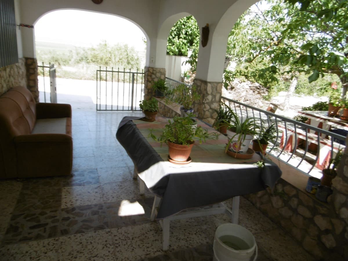 ¡Bienvenido a esta encantadora villa de campo ubicada en el pintoresco pueblo de Yecla! Esta propiedad ofrece un refugio rural tranquilo con un toque de encanto tradicional y confort moderno. Con 6 habitaciones, hay mucho espacio para una familia numerosa o para recibir invitados cómodamente. Con elementos rústicos que se suman al carácter de la propiedad. La villa cuenta con un antiguo depósito de agua convertido en piscina, perfecto para disfrutar de los días soleados y relajarse con los seres queridos. La propiedad también incluye una generosa parcela de 1400m2, proporcionando un amplio espacio para actividades al aire libre o jardinería. Aunque la villa es un poco antigua, ha sido bien cuidada y ofrece un gran potencial de personalización para adaptarse a sus preferencias personales. La superficie total construida de 286m2 permite varias posibilidades en términos de crear espacios habitables funcionales y adaptar la propiedad a su estilo de vida. Situada en la serena campiña de Yecla, esta villa ofrece un escape tranquilo de la ciudad sin dejar de estar convenientemente cerca de las comodidades y servicios esenciales. Abrace la tranquilidad y la belleza de esta villa de campo y aproveche la oportunidad de poseer una encantadora propiedad en Yecla. Programe una visita hoy para explorar el potencial y las posibilidades que esta propiedad tiene para ofrecer. Disponemos de una amplia cartera de propiedades en las zonas de la Costa Blanca y la Costa Cálida, especializada en fincas, villas, fincas, solares edificables y opciones de diseño y construcción en las regiones de Alicante y Murcia, con especial énfasis en Elda, Monovar, Pinoso, Sax , Villena, Aspe, Fortuna, Albacete y muchos más alrededores. Estamos establecidos desde 2004 y tenemos décadas de experiencia entre el equipo que aportamos para ayudarlo a encontrar y asegurar la nueva casa de sus sueños. Te ayudamos en cada paso del camino para asegurarnos de que tu compra en España sea segura y sin complicaciones. No estamos aquí para venderle una propiedad, estamos aquí para ayudarlo a realizar su sueño y encontrar lo que es adecuado para usted. Con nosotros estás en las manos más seguras. Contáctenos ahora para tener una charla sin compromiso sobre cómo usted también puede realizar sus sueños.