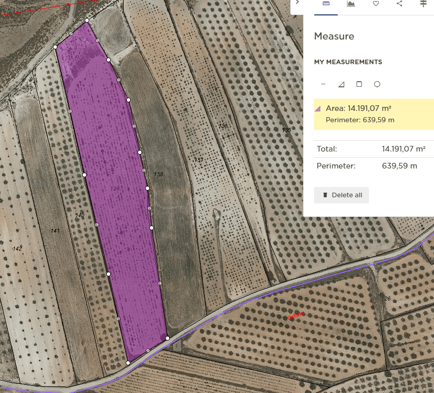 Presentamos una oportunidad extraordinaria para comprar una parcela edificable totalmente legal ubicada a solo 5 minutos de la encantadora ciudad de Pinoso. Esta pintoresca zona está rodeada de impresionantes viñedos y huertos, lo que proporciona un telón de fondo idílico con impresionantes vistas de los parques regionales. La ubicación es ideal para aquellos que disfrutan de actividades al aire libre como caminar y andar en bicicleta, con muchas rutas escénicas para explorar. Esta es una excelente oportunidad para construir la casa de sus sueños o invertir en una propiedad inmobiliaria de primera en un área prometedora. Las parcelas vienen con la confirmación por escrito del ayuntamiento de que se permite la construcción, lo que garantiza un proceso sin complicaciones de principio a fin. Además, el agua y la electricidad están disponibles al igual que los servicios de Internet y teléfono. El ayuntamiento permite la construcción de hasta un 2% y dos niveles, brindando un amplio espacio para crear una casa espaciosa y lujosa. Con todas estas comodidades y características, esta es una oportunidad que no debe perderse. Aprovecha esta oportunidad de adquirir un trocito de paraíso en una de las zonas más bonitas de España. Disponemos de una amplia cartera de propiedades en las zonas de la Costa Blanca y la Costa Cálida, especializada en fincas, villas, fincas, solares edificables y opciones de diseño y construcción en las regiones de Alicante y Murcia, con especial énfasis en Elda, Monovar, Pinoso, Sax , Villena, Aspe, Fortuna, Albacete y muchos más alrededores. Estamos establecidos desde 2004 y tenemos décadas de experiencia entre el equipo que aportamos para ayudarlo a encontrar y asegurar la nueva casa de sus sueños. Te ayudamos en cada paso del camino para asegurarnos de que tu compra en España sea segura y sin complicaciones. No estamos aquí para venderle una propiedad, estamos aquí para ayudarlo a realizar su sueño y encontrar lo que es adecuado para usted. Con nosotros estás en las manos más seguras. Contáctenos ahora para tener una charla sin compromiso sobre cómo usted también puede realizar sus sueños.