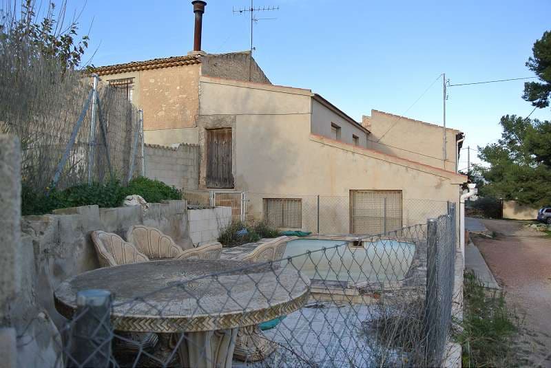 Se trata de una gran casa de campo ubicada aproximadamente a 2 km del pueblo de Monovar que ofrece todas las facilidades para el día a día. la propiedad en sí está situada en una pequeña aldea con sólo unas pocas casas. La casa principal está en razonable buen estado y actualmente los propietarios la utilizan como casa de fin de semana y retiro de verano. Junto a la propiedad hay otra propiedad que actualmente se utiliza como almacén, sin embargo, podría convertirse en una casa independiente o un anexo. La zona es muy tranquila, rural y, sin embargo, está a tiro de piedra del pueblo más cercano. Había excelentes vistas sobre el pueblo de Monovar y la ciudad de Elda. Hay un área compartida al frente de la propiedad que es ideal para estacionar. Y a unos 100 m hay una parcela de aproximadamente 5000 m² que se puede comprar por separado: amplio espacio también para tener su propio jardín y cultivar sus propias frutas y verduras, así como un pequeño huerto. Somos especialistas en la Costa Blanca y Costa Cálida con especialización en las regiones del Interior de Alicante y Murcia con especial énfasis en Elda, Pinoso, Aspe, Elche y alrededores. Somos una empresa establecida, reconocida y confiable que ha construido una sólida reputación entre compradores y vendedores desde que comenzamos a operar en 2004. Ofrecemos un servicio completo sin cargos ocultos ni sorpresas, desde la adquisición de la propiedad hasta su finalización. y un servicio postventa inigualable que incluye administración de propiedades, servicios de construcción y ayuda y asesoramiento general para hacer de su nueva casa un hogar. Con una cartera de más de 1400 propiedades en venta, estamos seguros de que podemos ayudar, así que háganos saber su propiedad preferida, su presupuesto y su ubicación, y nosotros haremos el resto.