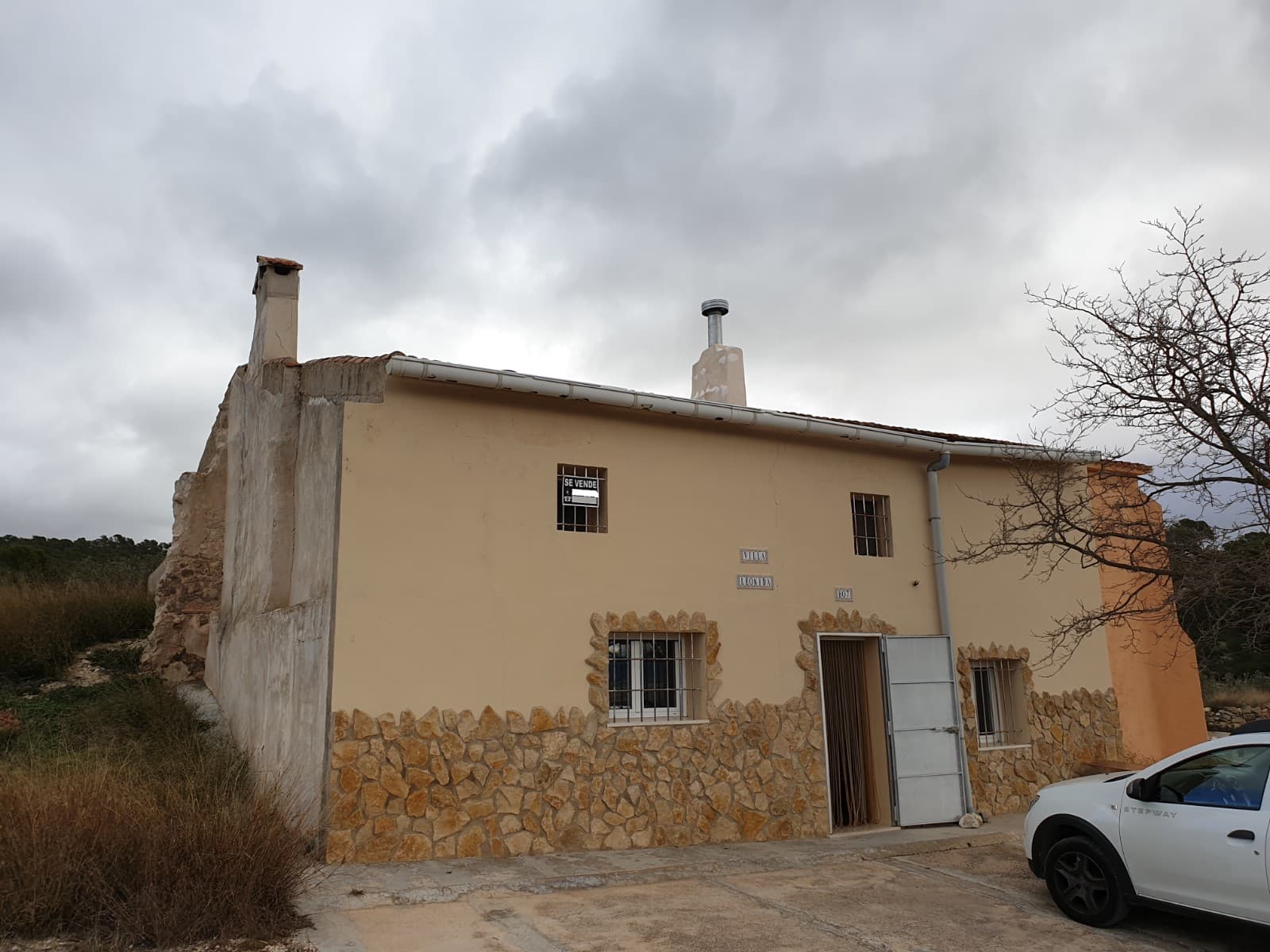 ¡No pierda esta oportunidad de comprar esta hermosa casa de campo a un precio tan bajo! La casa está adosada a otra propiedad y ofrece la posibilidad de tener cuatro dormitorios, un acogedor comedor con gran chimenea, una cocina reformada básica y un patio trasero de buen tamaño. La planta baja de la propiedad ha sido reformada y se encuentra en buen estado. El piso de arriba aún necesita ser reformado y terminado, sin embargo, el trabajo principal de poner un nuevo techo ya se ha realizado. La propiedad está ubicada en un lugar tranquilo y pacífico, aproximadamente a 15 minutos de la ciudad más cercana con todas sus facilidades para el día a día. Esta es una propiedad ideal para aquellos que aman caminar, aman la naturaleza y quieren una vida pacífica y tranquila. La ubicación y el entorno no te decepcionarán. ¡Las vistas son fabulosas! Si está buscando un escondite / retiro tranquilo, esta propiedad es para usted. La casa cuenta con 16.000m2 de terreno, en los que hay numerosos árboles frutales. La propiedad no tiene luz, tiene 2 tipos de agua - agua potable y 2 acciones para agua de riego. Si te ha gustado esta propiedad, no dudes en contactar con nosotros para concertar una visita, ¡estaremos encantados de ayudarte! Somos especialistas en la Costa Blanca y Costa Cálida con especialización en las regiones de interior de Alicante y Murcia con especial énfasis en Elda, Pinoso, Aspe, Elche y alrededores. Somos una empresa establecida, bien conocida y de confianza que se ha forjado una sólida reputación entre compradores y vendedores desde que comenzamos a comercializar en 2004. Ofrecemos un servicio completo sin cargos ocultos ni sorpresas, desde el suministro de la propiedad hasta su finalización. y un servicio postventa inigualable que incluye administración de propiedades, servicios de construcción y ayuda y asesoramiento general para hacer de su nueva casa un hogar. Con una cartera de más de 1400 propiedades a la venta, estamos seguros de que podemos ayudar, así que háganos saber su propiedad, presupuesto y ubicación preferidos, y nosotros haremos el resto.