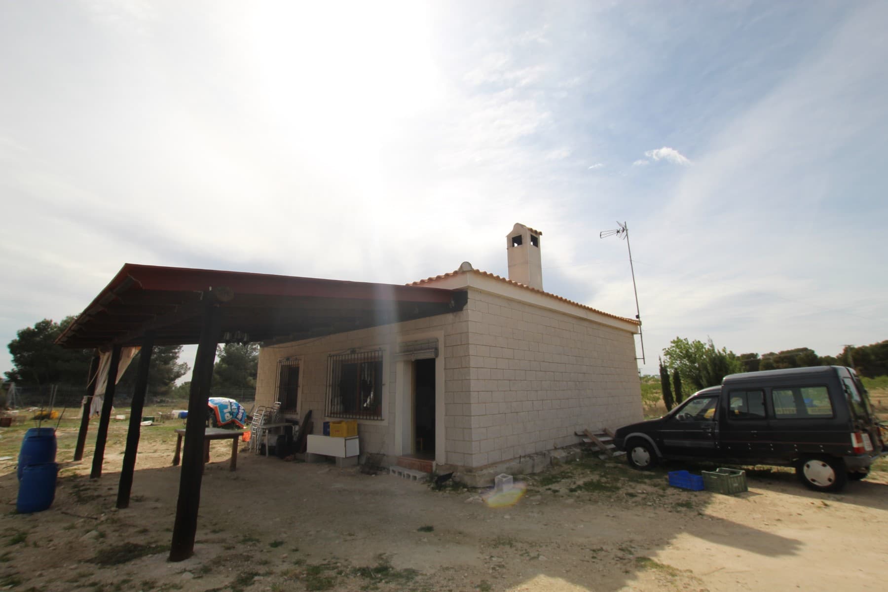 Esta propiedad consta de una parcela de 150000 metros cuadrados, en la que hay numerosos árboles frutales y sombra. Dentro de la parcela hay una pequeña casa de 70 metros cuadrados con un gran salón con una gran chimenea, cocina, 1 dormitorio grande y un baño. Además hay un almacén / garaje / trastero de 40 metros cuadrados. El área de la casa y el almacén está cercada, un total de 4.000 metros cuadrados. Tiene buen acceso y hermosas vistas a las montañas. La propiedad consta de luz a través de paneles solares y agua de riego. Si le gustó esta propiedad, no dude en contactarnos para organizar una visita, estaremos encantados de ayudarlo. Somos especialistas en la Costa Blanca y Costa Cálida que se especializan en las regiones del interior de Alicante y Murcia con un énfasis particular en Elda, Pinoso, Aspe, Elche y alrededores. Somos una compañía establecida, conocida y confiable que ha construido una sólida reputación entre compradores y vendedores desde que comenzamos a comerciar en 2004. Ofrecemos un servicio completo sin cargos ocultos ni sorpresas, comenzando con el abastecimiento de la propiedad, hasta su finalización, y un servicio postventa inigualable que incluye administración de propiedades, servicios de construcción y ayuda y consejos generales para hacer de su nueva casa un hogar. Con una cartera de más de 1400 propiedades en venta, estamos seguros de que podemos ayudarlo, así que solo háganos saber su propiedad preferida, presupuesto y ubicación, y nosotros haremos el resto.