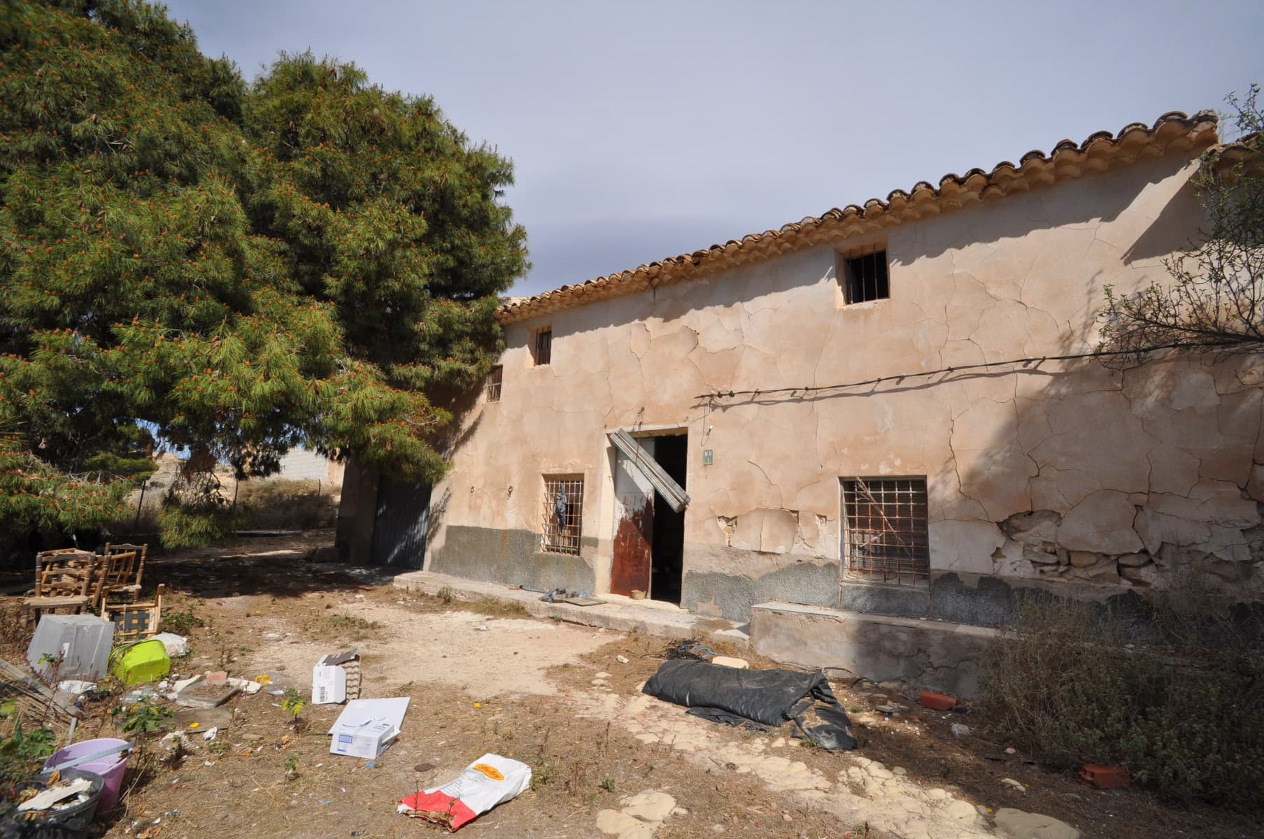 ¡Presentamos una encantadora casa de campo con un toque único! Ubicada en una gran propiedad que abarca aproximadamente 100,000 metros cuadrados, esta impresionante casa cuenta con su propio molino de vino y un amplio espacio de almacenamiento, que también se puede convertir en dormitorios adicionales para acomodar a sus invitados. La casa principal cuenta con una acogedora planta superior con dos cómodas habitaciones, perfectas para noches de descanso. La casa cuenta con un patio rústico que anteriormente se usaba para tener animales, lo que le da encanto y carácter. Una de las características sobresalientes de esta propiedad es su fuente de agua natural, lo que garantiza que tenga acceso a agua fresca y limpia durante todo el año. Esta fuente de agua también brinda una excelente oportunidad para cultivar su propio viñedo y producir su propio vino, desde la comodidad de su propio patio trasero. El molino de vino y el espacio de almacenamiento ofrecen infinitas posibilidades para uso personal o empresas comerciales. Ya sea que sea un entusiasta del vino o un empresario, este espacio ofrece amplias oportunidades para el almacenamiento, la producción y la innovación. En general, esta casa de campo presenta una oportunidad única de poseer una propiedad impresionante que combina el encanto clásico con las comodidades modernas. Las posibilidades de personalización son infinitas, y el espacioso terreno brinda una amplia oportunidad para explorar su lado creativo. No se pierda esta increíble oportunidad de tener su propio pedacito de paraíso. Disponemos de una amplia cartera de propiedades en las zonas de la Costa Blanca y la Costa Cálida, especializada en fincas, villas, fincas, solares edificables y opciones de diseño y construcción en las regiones de Alicante y Murcia, con especial énfasis en Elda, Monovar, Pinoso, Sax , Villena, Aspe, Fortuna, Albacete y muchos más alrededores. Estamos establecidos desde 2004 y tenemos décadas de experiencia entre el equipo que aportamos para ayudarlo a encontrar y asegurar la nueva casa de sus sueños. Te ayudamos en cada paso del camino para asegurarnos de que tu compra en España sea segura y sin complicaciones. No estamos aquí para venderle una propiedad, estamos aquí para ayudarlo a realizar su sueño y encontrar lo que es adecuado para usted. Con nosotros estás en las manos más seguras. Contáctenos ahora para tener una charla sin compromiso sobre cómo usted también puede realizar sus sueños.