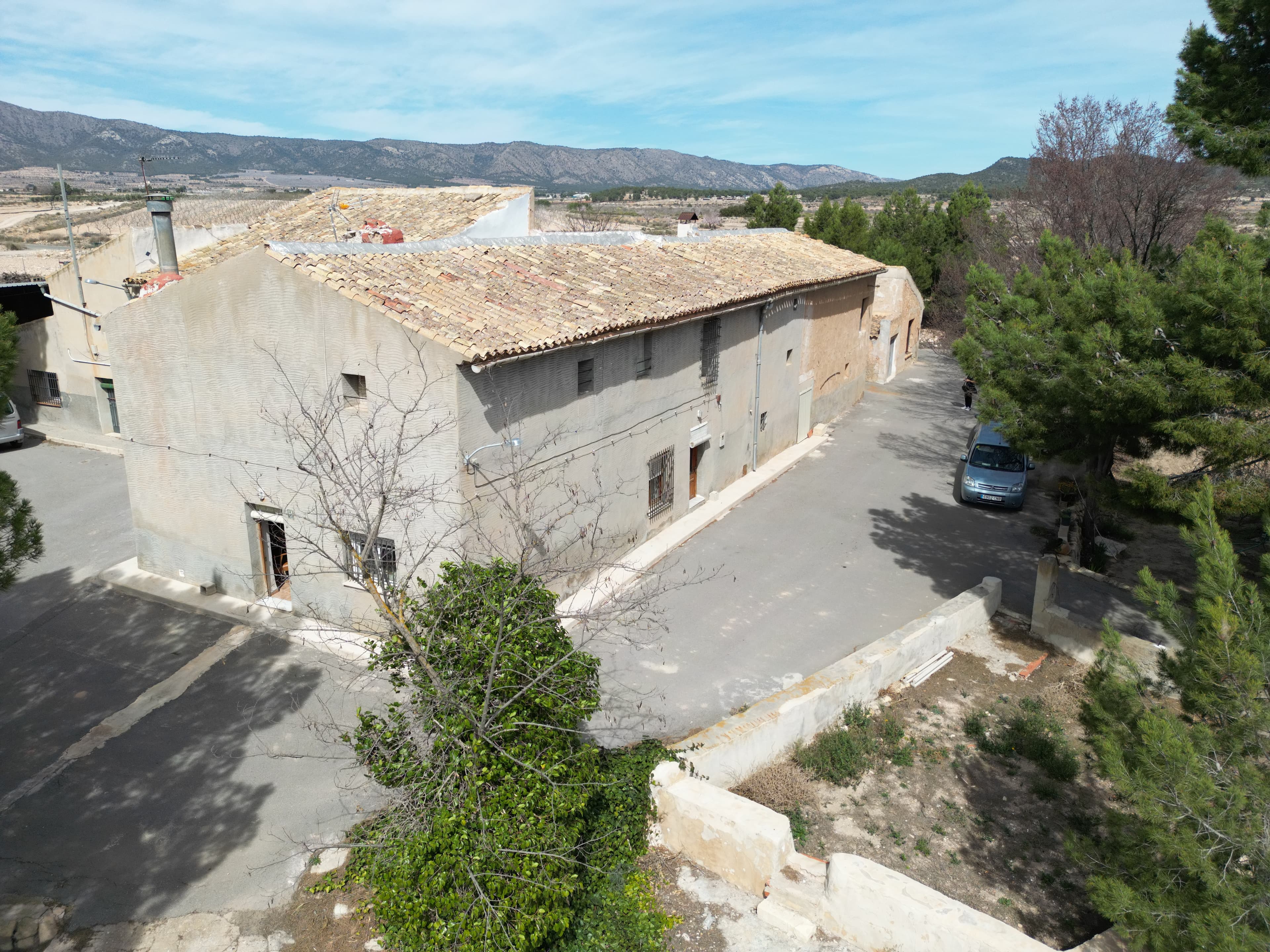 Libere el potencial de esta espaciosa aldea, convenientemente ubicada en Monovar, con dos garajes que brindan convenientes opciones de estacionamiento y almacenamiento. Con seis posibles dormitorios y 450m2 de espacio, esta propiedad ofrece infinitas posibilidades de transformación en un hogar cómodo y acogedor. En el interior, las generosas proporciones de las habitaciones brindan un amplio espacio para vivir y almacenar, lo que le permite adaptar el diseño a su estilo de vida. Aunque actualmente cuenta con un baño, hay posibilidades de expansión y mejora para satisfacer sus necesidades. Salga a descubrir la piscina, antiguamente un depósito de agua, con la posibilidad de convertirse en un refrescante oasis perfecto para la relajación y el disfrute. Alrededor de la propiedad, el terreno ofrece oportunidades para la jardinería, la recreación o simplemente disfrutar del tranquilo entorno rural. Con su combinación de espacio, potencial y servicios públicos esenciales ya implementados, esta propiedad presenta una oportunidad emocionante para aquellos que buscan un retiro tranquilo en Monovar con la libertad de personalizar y crear su hogar ideal. No pierdas la oportunidad de hacer tuya esta aldea. Contáctenos hoy para concertar una visita y comenzar a imaginar las posibilidades. Tenemos una gran cartera de propiedades en las zonas de la Costa Blanca y Costa Cálida, especializándonos en propiedades de campo, villas, fincas, solares edificables y opciones de diseño y construcción en las regiones de Alicante y Murcia con especial énfasis en Elda, Monovar, Pinoso, Sax. , Villena, Aspe, Fortuna, Albacete y muchas más zonas de los alrededores. Nos establecimos desde 2004 y contamos con décadas de experiencia en el equipo que aportamos para ayudarlo a encontrar y asegurar la nueva casa de sus sueños. Te ayudamos en cada paso del camino para asegurarnos de que tu compra en España sea segura y sin complicaciones. No estamos aquí para venderle una propiedad, estamos aquí para ayudarlo a realizar su sueño y encontrar lo que es adecuado para usted. Con nosotros estás en las manos más seguras. Contáctenos ahora para conversar sin compromiso sobre cómo usted también puede hacer realidad sus sueños.