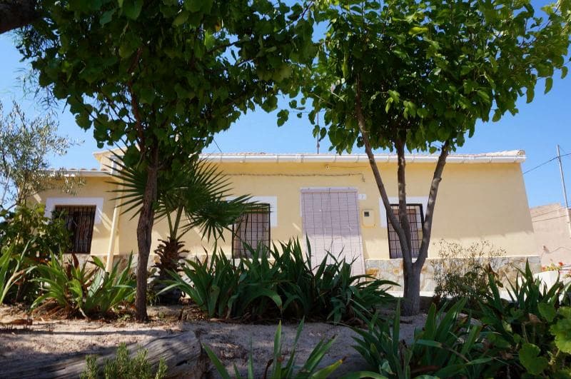 Una casa de campo reformada tradicional española que consta de 4 dormitorios y 2 baños en la planta baja, una sala de estar con una gran estufa y una cocina comedor con lavadero.En la planta de arriba hay una habitación acogedora / de música que también podría utilizarse como dormitorio adicionalAl exterior hay un área de patio trasero con espacio de almacenamiento, una zona de barbacoa al aire libre y una bodega en una cueva que podría utilizarse como un dormitorio adicional o una tienda de vinos o comida.Esta casa de campo está situada en el bonito pueblo español de Casas Del Señor, que cuenta con tiendas, bares y restaurantes de una escuela primaria. Está a pocos pasos del pueblo de Chinorlet, que ofrece una variedad de servicios diarios también.Somos especialistas en la Costa Blanca y Costa Cálida que se especializan en las regiones del interior de Alicante y Murcia con un énfasis particular en Elda, Pinoso, Aspe, Elche y las áreas circundantes. Somos una empresa establecida, bien conocida y confiable que ha construido una sólida reputación entre compradores y vendedores desde que comenzamos a comercializar en 2004. Ofrecemos un servicio completo sin cargos ocultos o sorpresas, comenzando con la compra de la propiedad, hasta la finalización, y un servicio posventa incomparable que incluye administración de propiedades, servicios de construcción y ayuda y consejos generales para que su nueva casa sea un hogar. Con una cartera de más de 1400 propiedades en venta, confiamos en que podemos ayudar, así que háganos saber su propiedad, presupuesto y ubicación preferidos, y nosotros haremos el resto.