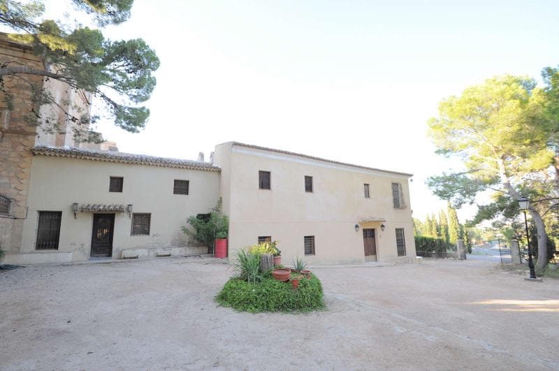 Una magnífica oportunidad de negocios para reformar esta impresionante casa de campo que se encuentra en su propio terreno de 2.000.000 m2 que incluye pinares, 25 hectáreas de almendros y montañas para explorar y disparar (caza y jabalí). La casa principal está llena de historia que data de 1800, hay una serie de dependencias una con un comedor para el entretenimiento y otra casa familiar. También hay almacenes y garajes que podrían convertirse en alojamiento adicional si es necesario. Hay magníficas vistas del valle de Elda y Monóvar.Somos especialistas en la Costa Blanca y Costa Cálida que se especializan en las regiones del interior de Alicante y Murcia con un énfasis particular en Elda, Pinoso, Aspe, Elche y las áreas circundantes. Somos una empresa establecida, bien conocida y confiable que ha construido una sólida reputación entre compradores y vendedores desde que comenzamos a comercializar en 2004. Ofrecemos un servicio completo sin cargos ocultos o sorpresas, comenzando con la compra de la propiedad, hasta la finalización, y un servicio posventa incomparable que incluye administración de propiedades, servicios de construcción y ayuda y consejos generales para que su nueva casa sea un hogar. Con una cartera de más de 1400 propiedades en venta, confiamos en que podemos ayudar, así que háganos saber su propiedad, presupuesto y ubicación preferidos, y nosotros haremos el resto.