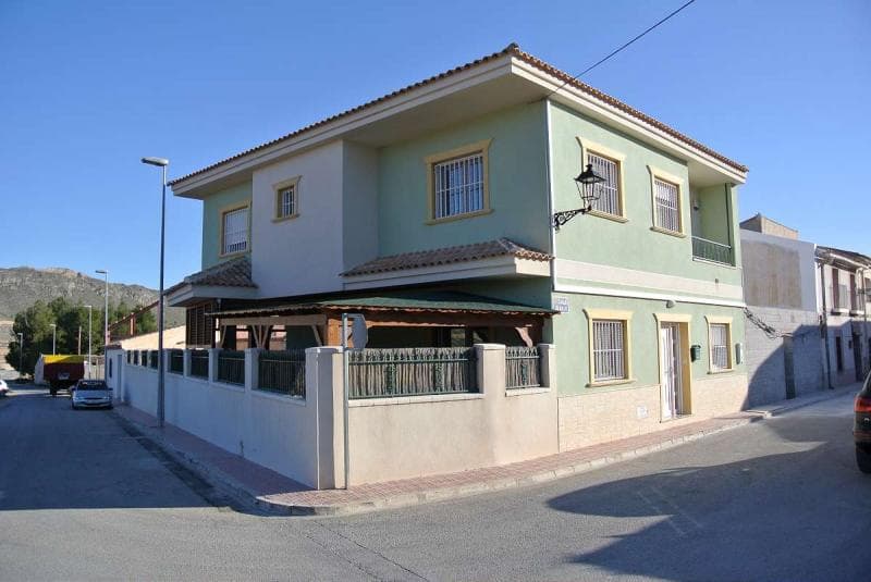 Esta es una impresionante casa de la más alta calidad, sin duda tiene ese factor sorpresa que el comprador más exigente buscaría en una propiedad. Con cinco habitaciones con armarios empotrados y 3 baños. Esta casa es muy espaciosa y será una casa de lujo para una familia o tiene potencial como casa de huéspedes. Tiene 300m2 y tiene un gran salón / comedor. Tiene un garaje y un porche cubierto. Hay un patio privado, piscina. Hay aire acondicionado por conductos con controles independientes. Es una estructura fantástica de alta calidad con aislamiento de alta densidad. El dormitorio principal tiene un baño y vestidor. Hay CCTV, ventanas de vidrio templado con sensores, persianas eléctricas. Son puertas y ventanas de seguridad. Dentro de la propiedad hay techos altos. También hay un depósito de suavizante de agua de 30,000 litros. Se encuentra a poca distancia del pueblo y está a solo 10 km de la bulliciosa ciudad con mercado de Pinoso.
