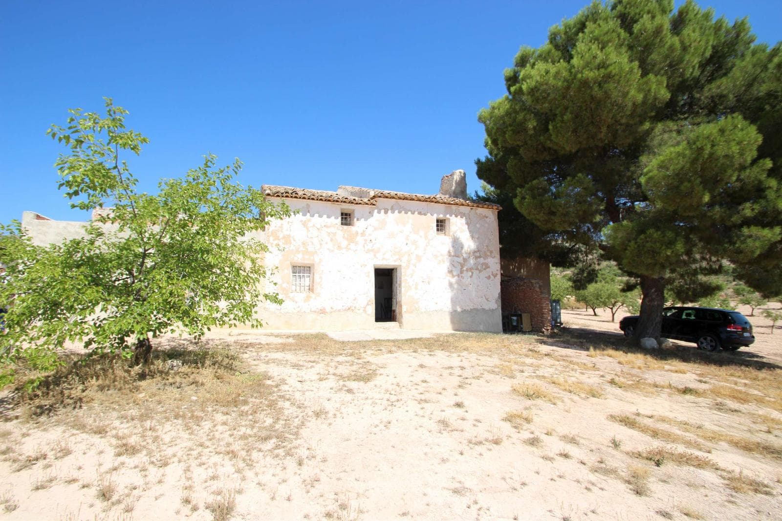 Esta propiedad es la típica casa antigua española, con algunos materiales de calidad que tendrán la casa fría en verano y cálida en invierno. Dispone de 3 dormitorios, 1 baño, un gran salón con chimenea y cocina. La casa se basa en una parcela de 100000 metros cuadrados. La parcela está llena de olivos y almendros, que aportan aproximadamente 5000 kilos de almendras y aceitunas por año. .Si le ha gustado esta propiedad, no dude en contactarnos para concertar una visita, estaremos encantados de ayudarle.Somos especialistas en la Costa Blanca y Costa Calida especializados en las regiones del interior de Alicante y Murcia, con un énfasis particular en Elda, Pinoso, Aspe, Elche y las zonas circundantes. Somos una empresa establecida, reconocida y confiable que ha construido una sólida reputación entre compradores y vendedores desde que comenzamos a comercializar en 2004. Ofrecemos un servicio completo sin cargos ocultos ni sorpresas, comenzando con la adquisición de la propiedad, hasta su finalización. y un servicio de postventa incomparable que incluye administración de propiedades, servicios de construcción y ayuda y consejos generales para hacer de su nueva casa un hogar. Con una cartera de más de 1400 propiedades en venta, confiamos en que podemos ayudar, así que solo háganos saber su propiedad, presupuesto y ubicación preferidos, y nosotros haremos el resto.