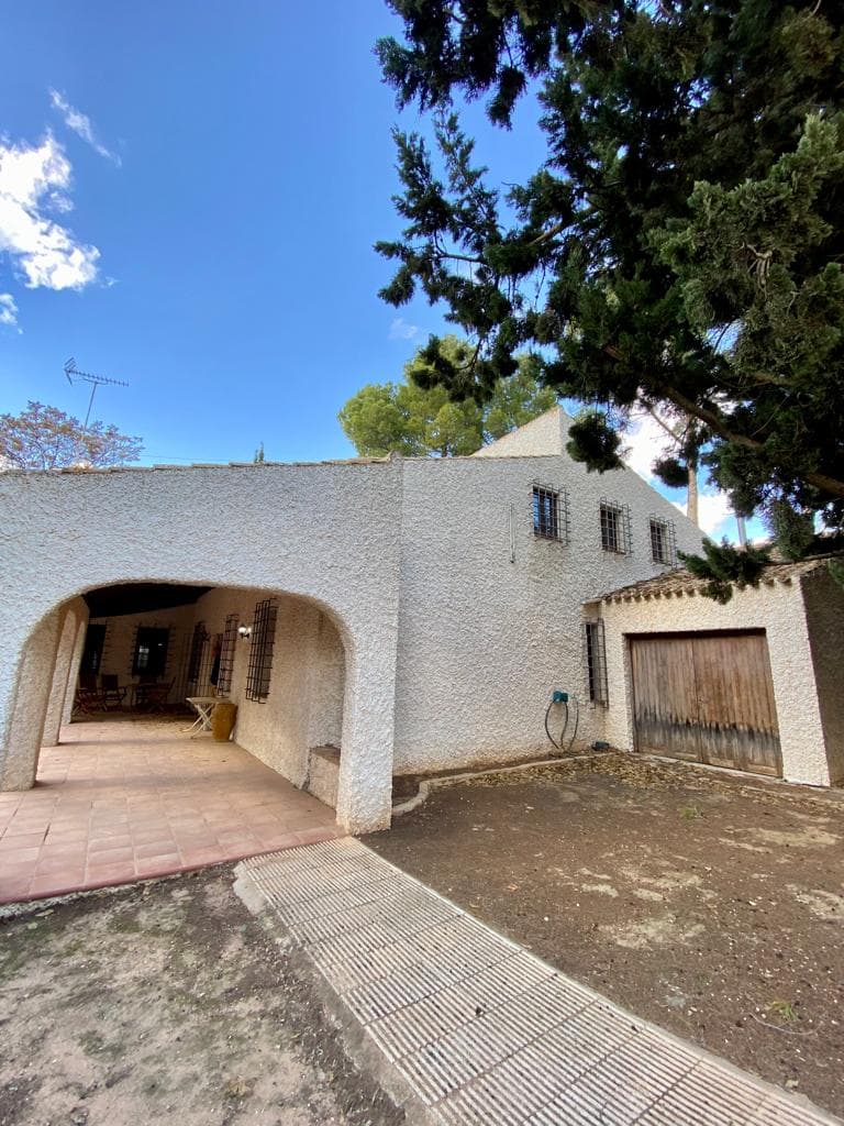 Disponemos de una amplia cartera de propiedades en las zonas de la Costa Blanca y la Costa Cálida, especializada en fincas, villas, fincas, solares edificables y opciones de diseño y construcción en las regiones de Alicante y Murcia, con especial énfasis en Elda, Monovar, Pinoso, Sax , Villena, Aspe, Fortuna, Albacete y muchos más alrededores. Estamos establecidos desde 2004 y tenemos décadas de experiencia entre el equipo que aportamos para ayudarlo a encontrar y asegurar la nueva casa de sus sueños. Te ayudamos en cada paso del camino para asegurarnos de que tu compra en España sea segura y sin complicaciones. No estamos aquí para venderle una propiedad, estamos aquí para ayudarlo a realizar su sueño y encontrar lo que es adecuado para usted. Con nosotros estás en las manos más seguras. Contáctenos ahora para tener una charla sin compromiso sobre cómo usted también puede realizar sus sueños.