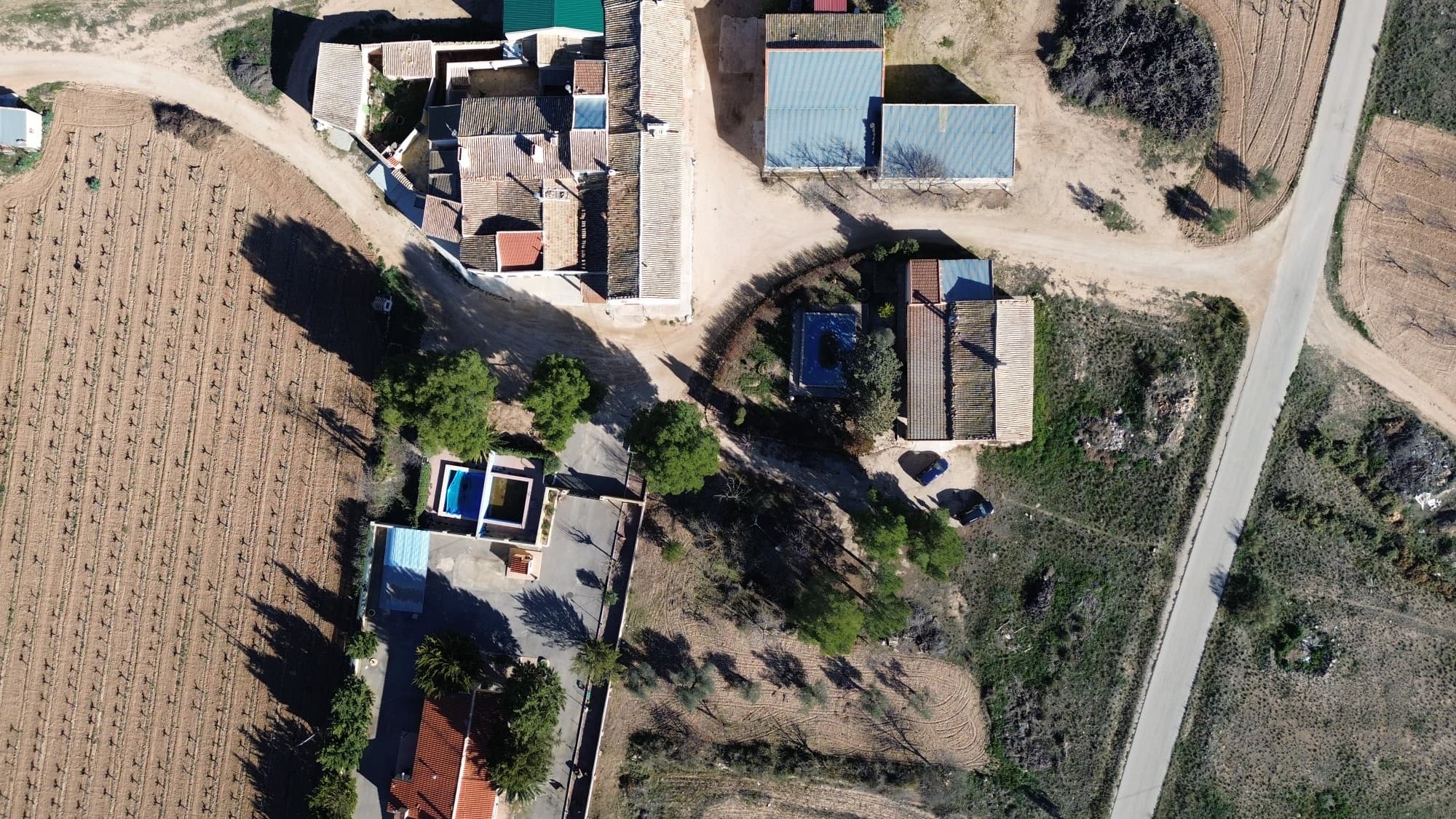Se trata de un par de encantadoras propiedades de campo, una de las propiedades está ubicada en su propia parcela de 850 m² y ofrece la posibilidad de 2 dormitorios, 1 baño, salón y cocina y un gran porche cubierto con vistas a la zona de la piscina. La parcela está plantada con varios árboles frutales. Hay un buen camino que llega hasta las propiedades. Las propiedades cuentan con agua corriente, electricidad, internet y teléfono. La vivienda principal tiene 3 dormitorios y 1 baño, cocina y salón. . Esta sería la casa de vacaciones perfecta o un nuevo hogar permanente para quienes aman un poco de espacio y jardinería. También se incluye ahora una parcela de 24.000m2 contigua a la zona de barbacoa. La propiedad está ubicada en la ciudad de Yecla, que ofrece instalaciones para todo el día, incluidos bares, restaurantes, hospital general, etc. Básicamente, todo lo que pueda necesitar en el día a día está disponible en la propiedad. Yecla también es muy buena. conectado a un nuevo enlace de autopista que divide los accesos a Murcia, Alicante y Valencia. Si desea ver esta o propiedades similares por favor póngase en contacto. Tenemos una gran cartera de propiedades en las zonas de la Costa Blanca y Costa Cálida, especializándonos en propiedades de campo, villas, fincas, solares edificables y opciones de diseño y construcción en las regiones de Alicante y Murcia con especial énfasis en Elda, Monovar, Pinoso, Sax. , Villena, Aspe, Fortuna, Albacete y muchas más zonas de los alrededores. Nos establecimos desde 2004 y contamos con décadas de experiencia en el equipo que aportamos para ayudarlo a encontrar y asegurar la nueva casa de sus sueños. Te ayudamos en cada paso del camino para asegurarnos de que tu compra en España sea segura y sin complicaciones. No estamos aquí para venderle una propiedad, estamos aquí para ayudarlo a realizar su sueño y encontrar lo que es adecuado para usted. Con nosotros estás en las manos más seguras. Contáctanos ahora para conversar sin compromiso sobre cómo tú también puedes hacer realidad tus sueños.