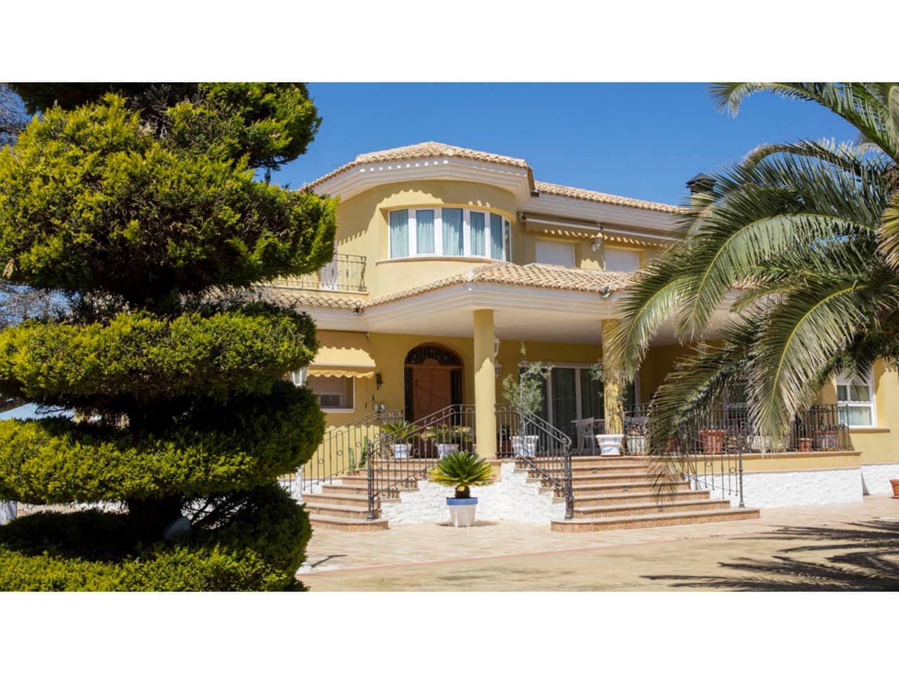 ¡Bienvenidos a una extraordinaria oportunidad en Yecla! Esta impresionante villa de lujo es un testimonio de calidad y artesanía y ofrece un espacioso refugio en una amplia parcela vallada de 8.100 m2. Ingrese para descubrir 714 m2 de espacio habitable meticulosamente diseñado, donde cada detalle ha sido cuidadosamente considerado. La construcción rezuma sofisticación, con tabiques triples enlucidos y aislamiento de primer nivel que garantizan confort y eficiencia energética durante todo el año. Explore el impresionante diseño, que incluye un generoso sótano que funciona como garaje y gimnasio, perfecto para guardar sus vehículos y mantenerse activo sin salir de casa. En la planta baja encontrará una sala de estar cuidadosamente diseñada que abarca 246 m2 y cuenta con dos dormitorios, incluido un lujoso baño privado en la suite principal, un baño de servicio adicional y una elegante cocina de diseño con isla para aventuras culinarias. . Relájese en el amplio salón-comedor, completo con chimenea, ideal para agradables veladas con sus seres queridos. Sal al porche y saborea la tranquilidad de los jardines circundantes. Arriba, descubra cuatro dormitorios más, dos baños y un amplio ático de 80 m2, que ofrece versatilidad y amplio espacio para las necesidades de su familia. Disfrute de la comodidad de la carpintería exterior de doble cristal, los armarios empotrados y la calefacción individual de gasoil, que garantizan confort y comodidad en cada estación. En el exterior, la propiedad cuenta con jardines meticulosamente diseñados con un área dedicada para sus amigos peludos, un área de barbacoa para cenar al aire libre y una espectacular piscina con un sistema de purificación para un disfrute sin fin. Situada a sólo 2 km del vibrante centro urbano de Yecla, esta villa ofrece la combinación perfecta de tranquilidad y accesibilidad. Con caminos de concreto impresos de alta calidad que conducen directamente a su puerta, una vida de lujo nunca ha sido más conveniente. No pierda la oportunidad de experimentar el epítome de la vida de lujo en Yecla. Programe su visita hoy y haga de esta extraordinaria propiedad su nuevo hogar. Tenemos una gran cartera de propiedades en las zonas de la Costa Blanca y Costa Cálida, especializándonos en propiedades de campo, villas, fincas, solares edificables y opciones de diseño y construcción en las regiones de Alicante y Murcia con especial énfasis en Elda, Monovar, Pinoso, Sax. , Villena, Aspe, Fortuna, Albacete y muchas más zonas de los alrededores. Nos establecimos desde 2004 y contamos con décadas de experiencia en el equipo que aportamos para ayudarlo a encontrar y asegurar la nueva casa de sus sueños. Te ayudamos en cada paso del camino para asegurarnos de que tu compra en España sea segura y sin complicaciones. No estamos aquí para venderle una propiedad, estamos aquí para ayudarlo a realizar su sueño y encontrar lo que es adecuado para usted. Con nosotros estás en las manos más seguras. Contáctanos ahora para conversar sin compromiso sobre cómo tú también puedes hacer realidad tus sueños.