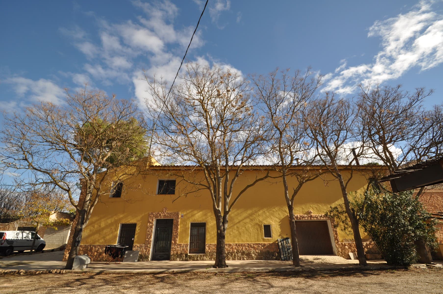 Disponemos de una amplia cartera de propiedades en las zonas de la Costa Blanca y la Costa Cálida, especializada en fincas, villas, fincas, solares edificables y opciones de diseño y construcción en las regiones de Alicante y Murcia, con especial énfasis en Elda, Monovar, Pinoso, Sax , Villena, Aspe, Fortuna, Albacete y muchos más alrededores. Estamos establecidos desde 2004 y tenemos décadas de experiencia entre el equipo que aportamos para ayudarlo a encontrar y asegurar la nueva casa de sus sueños. Te ayudamos en cada paso del camino para asegurarnos de que tu compra en España sea segura y sin complicaciones. No estamos aquí para venderle una propiedad, estamos aquí para ayudarlo a realizar su sueño y encontrar lo que es adecuado para usted. Con nosotros estás en las manos más seguras. Contáctenos ahora para tener una charla sin compromiso sobre cómo usted también puede realizar sus sueños.