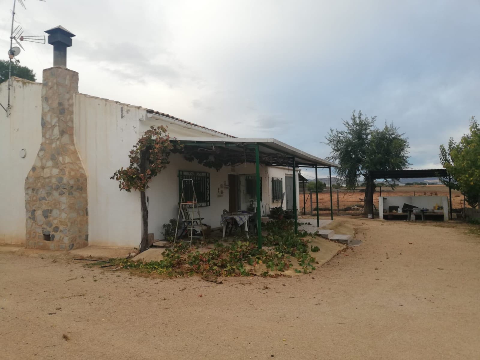 Disponemos de una amplia cartera de propiedades en las zonas de la Costa Blanca y la Costa Cálida, especializada en fincas, villas, fincas, solares edificables y opciones de diseño y construcción en las regiones de Alicante y Murcia, con especial énfasis en Elda, Monovar, Pinoso, Sax , Villena, Aspe, Fortuna, Albacete y muchos más alrededores. Estamos establecidos desde 2004 y tenemos décadas de experiencia entre el equipo que aportamos para ayudarlo a encontrar y asegurar la nueva casa de sus sueños. Te ayudamos en cada paso del camino para asegurarnos de que tu compra en España sea segura y sin complicaciones. No estamos aquí para venderle una propiedad, estamos aquí para ayudarlo a realizar su sueño y encontrar lo que es adecuado para usted. Con nosotros estás en las manos más seguras. Contáctenos ahora para tener una charla sin compromiso sobre cómo usted también puede realizar sus sueños.