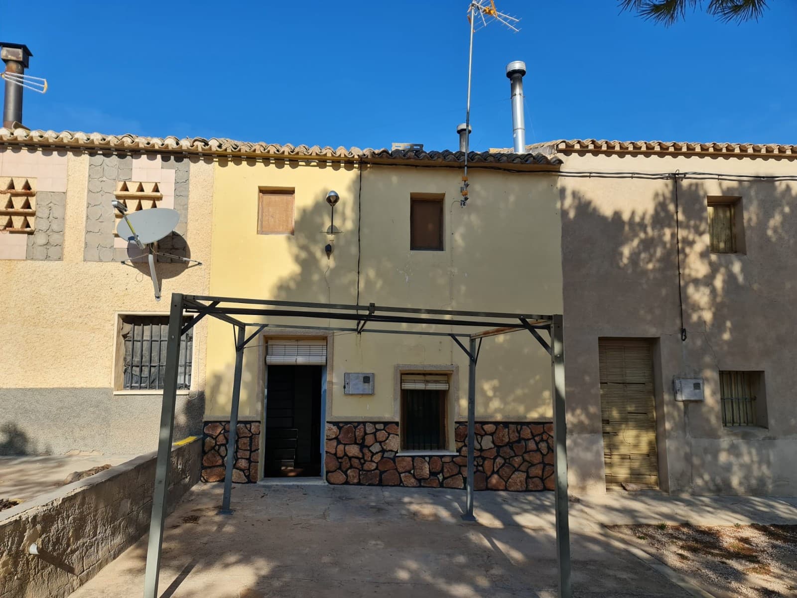 Explore la comodidad de esta casa bien equipada en el sereno campo de Yecla. Con 3 dormitorios, 1 baño, un amplio salón, cocina, lavadero y un cómodo garaje, la propiedad ofrece un total de aproximadamente 110 m² de espacio habitable. Situada en una generosa parcela de 2000 m², esta residencia ofrece un amplio espacio al aire libre para diversas actividades. Ya sea que esté buscando un retiro tranquilo o un lugar al que llamar hogar, esta propiedad en el pintoresco campo de Yecla ofrece una experiencia de vida práctica y acogedora. Tenemos una gran cartera de propiedades en las zonas de la Costa Blanca y Costa Cálida, especializándonos en propiedades de campo, villas, fincas, solares edificables y opciones de diseño y construcción en las regiones de Alicante y Murcia con especial énfasis en Elda, Monovar, Pinoso, Sax. , Villena, Aspe, Fortuna, Albacete y muchas más zonas de los alrededores. Nos establecimos desde 2004 y contamos con décadas de experiencia en el equipo que aportamos para ayudarlo a encontrar y asegurar la nueva casa de sus sueños. Te ayudamos en cada paso del camino para asegurarnos de que tu compra en España sea segura y sin complicaciones. No estamos aquí para venderle una propiedad, estamos aquí para ayudarlo a realizar su sueño y encontrar lo que es adecuado para usted. Con nosotros estás en las manos más seguras. Contáctanos ahora para conversar sin compromiso sobre cómo tú también puedes hacer realidad tus sueños.