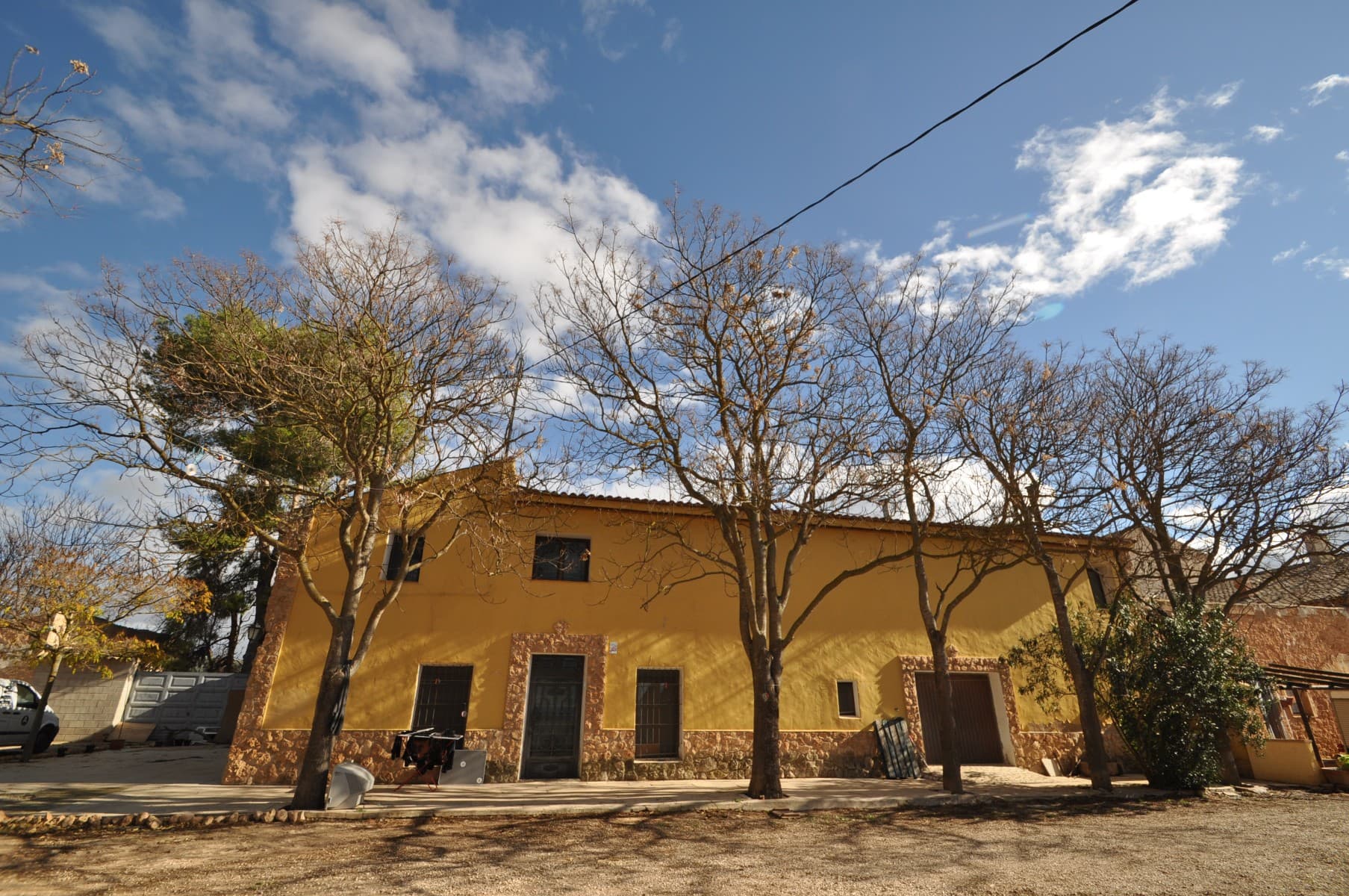 Bienvenido a esta encantadora y espaciosa casa de campo, ubicada en la tranquila y pintoresca aldea de Yecla. Esta encantadora propiedad ofrece 5 dormitorios y 1 baño, distribuidos en un generoso espacio habitable de 270 m2, lo que brinda un amplio espacio para que disfrute una familia numerosa. Al entrar, te sorprenderá el impresionante patio de 60 m2 que ofrece un tranquilo espacio al aire libre para relajarte y entretenerte. La casa en sí está en excelentes condiciones, habiendo sido cuidadosamente mantenida por sus propietarios actuales, lo que garantiza que esté lista para mudarse y comenzar a disfrutarla de inmediato. La propiedad cuenta con mucho carácter y características originales, incluidas hermosas chimeneas, que crean un ambiente cálido y acogedor. Los propietarios también han amueblado la casa con una gran cantidad de muebles antiguos, que están disponibles para la venta, lo que aumenta el encanto y la autenticidad de la propiedad. Una de las características sobresalientes de la casa es la impresionante cocina tradicional, completa con un encantador comedor familiar, lo que la convierte en el espacio perfecto para reunirse con sus seres queridos. Adicionalmente, se cuenta con una luminosa oficina o espacio de diseño, brindando un área de trabajo cómoda y práctica para quienes trabajan desde casa. En general, esta extraordinaria casa de campo ofrece la combinación perfecta de encanto tradicional y confort moderno, lo que la convierte en una casa familiar ideal. No pierda la oportunidad de adquirir esta propiedad verdaderamente única y especial en la tranquila aldea de Yecla. Disponemos de una amplia cartera de propiedades en las zonas de la Costa Blanca y la Costa Cálida, especializada en fincas, villas, fincas, solares edificables y opciones de diseño y construcción en las regiones de Alicante y Murcia, con especial énfasis en Elda, Monovar, Pinoso, Sax , Villena, Aspe, Fortuna, Albacete y muchos más alrededores. Estamos establecidos desde 2004 y tenemos décadas de experiencia entre el equipo que aportamos para ayudarlo a encontrar y asegurar la nueva casa de sus sueños. Te ayudamos en cada paso del camino para asegurarnos de que tu compra en España sea segura y sin complicaciones. No estamos aquí para venderle una propiedad, estamos aquí para ayudarlo a realizar su sueño y encontrar lo que es adecuado para usted. Con nosotros estás en las manos más seguras. Contáctenos ahora para tener una charla sin compromiso sobre cómo usted también puede realizar sus sueños.
