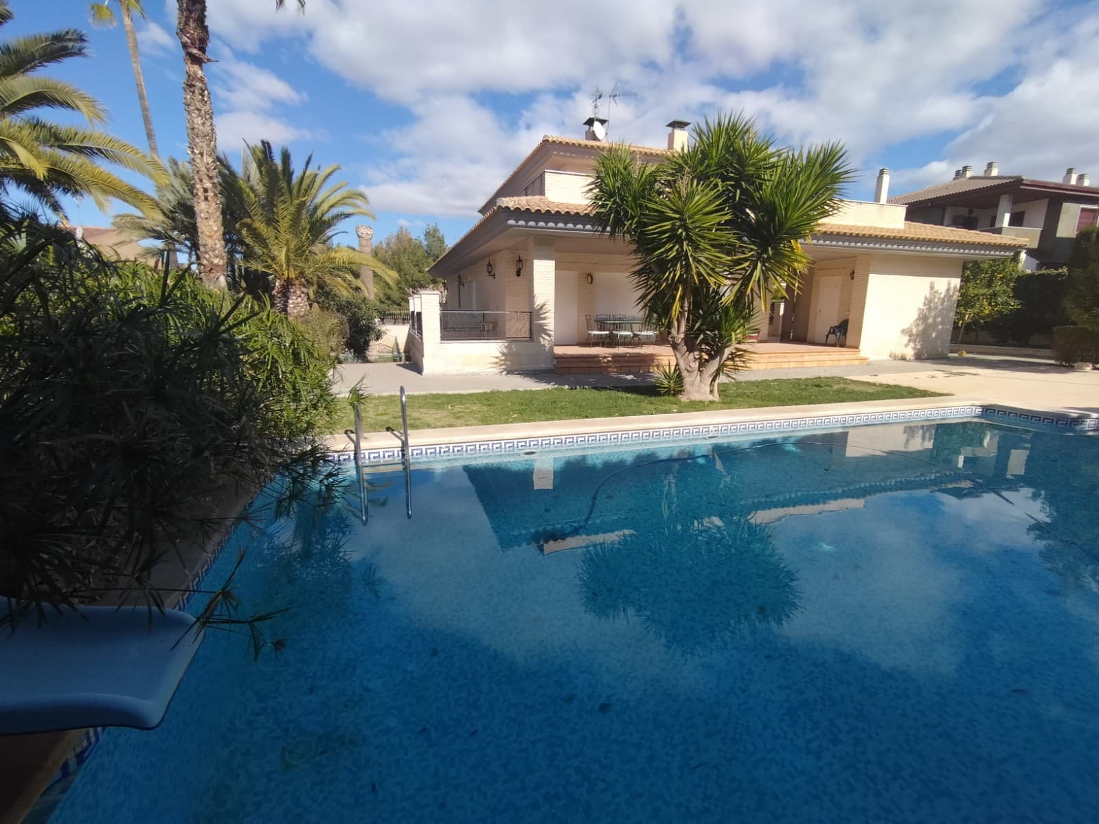 Disponemos de esta espectacular villa en venta en una de las mejores zonas de Elda. Una zona que cautivará al nuevo propietario, ya que es una ubicación privilegiada, y una zona de gran valor en terreno. Esta villa consta de una primera planta, con dos dormitorios, uno de ellos en suite con baño en suite. Cuenta con un amplio salón con salida al jardín y zona de terraza abierta, y una gran cocina también con salida al exterior; zona de lavadero y despensa además de un baño para esta misma planta. Cabe destacar la amplitud de la vivienda, y los metros en cada estancia. Todos los dormitorios de esta propiedad cuentan con armarios empotrados, o vestidor. Esta propiedad está hecha a conciencia, con materiales de primera calidad, tanto en suelos, parquet de madera, mármol en entrada y escalera, gres, ventanas de doble climatización. Sistema automático de luz y persianas. Sistema de vigilancia para apertura de puerta de entrada, y alarma. Además cuenta con zona exterior con aseo, barbacoa, zona de utensilios y caldera de gasoil. En la planta superior se encuentran dos amplios dormitorios más que dan a una gran terraza solárium para el disfrute de sus propietarios. También hay otro baño en esta planta. Cabe destacar la planta sótano, ya que sería como un anexo más a esta propiedad. Tiene un precioso salón con una enorme zona de chimenea y zona de cocina. En esta zona sin ningún problema se podría hacer un dormitorio y tener una vivienda en esta propiedad anexa. Tiene grandes ventanales, lo que da mucha luminosidad. En la cocina, también hay una despensa. Esta planta sótano también cuenta con otro baño, y acceso a la zona de garaje. La zona del garaje es impresionante, pues cuenta con un amplio espacio, para poder aprovecharlo de la mejor manera para el nuevo propietario. Tener una zona de despacho, una zona de juegos, nuevas habitaciones, etc... La zona ajardinada cuenta con una gran piscina, y zona de relax, además de parte del jardín con bonitas palmeras y plantas. Esta zona ajardinada, por sus dimensiones, permite construir una nueva vivienda en esta parcela, al tratarse de suelo urbano, con un valor a día de hoy de 250€ metro cuadrado. Imagínese el valor de la compra. Sin duda, es una propiedad para gente que valora una casa con tradición, y bien realizada. La casa ideal de tus sueños. Estaremos encantados de visitarla contigo. No dudes en contactarnos para confirmar tu visita. Quedarás encantado. NOTA: PARTE DEL TERRENO AÚN SE PUEDE CONSTRUIR SI ES NECESARIO: