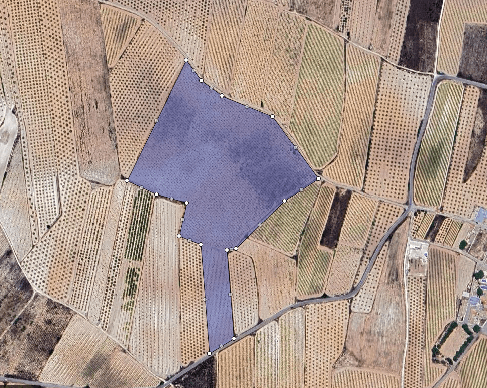 Parcela edificable de 74221m2 ubicada en Pinoso con excelentes vistas al agua. En esta zona se puede construir hasta el 2% del tamaño de la parcela y en dos niveles. Hay un punto eléctrico cerca y se puede conectar. Puede construir la casa de sus sueños en España y disfrutar de las hermosas vistas desde este terreno. Hemos vivido y trabajado en la zona desde 2004 y, como tal, contamos con una excelente red de contactos que incluye arquitectos, constructores, comerciantes, etc. Estamos aquí para ayudarlo en cada paso del camino hacia el diseño y la construcción de la nueva casa de sus sueños. Nos aseguramos de que todo el proceso sea fluido y sin complicaciones, brindándote total tranquilidad. Con nosotros estás en buenas manos. Si desea saber más sobre esta parcela o nuestros servicios de diseño y construcción no dude en ponerse en contacto. Con varios constructores y parcelas para elegir, estamos seguros de que le ayudaremos a crear su nuevo momento perfecto. Contáctenos ahora para ver este y otros potenciales terrenos edificables para su nuevo proyecto. Tenemos una gran cartera de propiedades en las zonas de la Costa Blanca y Costa Cálida, especializándonos en propiedades de campo, villas, fincas, solares edificables y opciones de diseño y construcción en las regiones de Alicante y Murcia con especial énfasis en Elda, Monovar, Pinoso, Sax. , Villena, Aspe, Fortuna, Albacete y muchas más zonas de los alrededores. Nos establecimos desde 2004 y contamos con décadas de experiencia en el equipo que aportamos para ayudarlo a encontrar y asegurar la nueva casa de sus sueños. Te ayudamos en cada paso del camino para asegurarnos de que tu compra en España sea segura y sin complicaciones. No estamos aquí para venderle una propiedad, estamos aquí para ayudarlo a realizar su sueño y encontrar lo que es adecuado para usted. Con nosotros estás en las manos más seguras. Contáctanos ahora para conversar sin compromiso sobre cómo tú también puedes hacer realidad tus sueños.