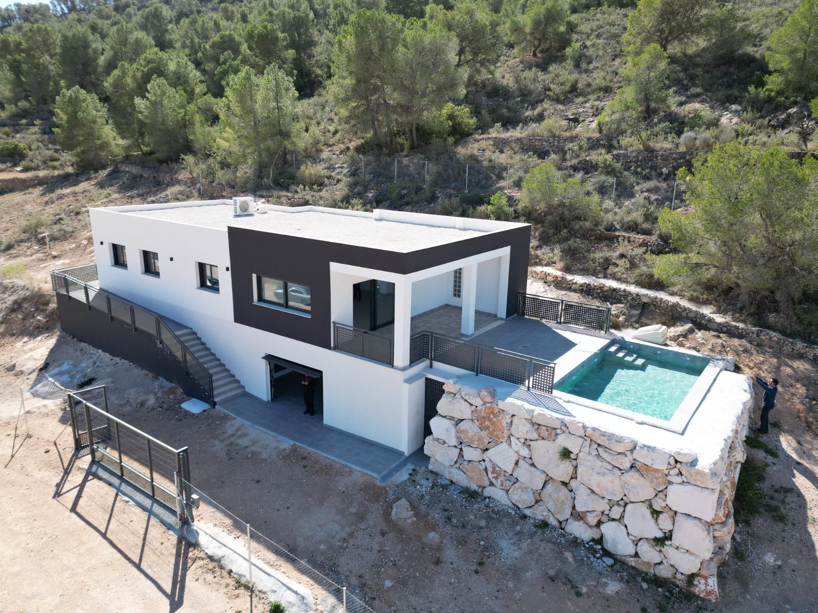 Presentamos una exquisita villa de nueva construcción lista para usar, que ofrece la combinación perfecta de confort y lujo. Esta propiedad cuenta con tres amplios dormitorios y dos impecables baños, lo que garantiza un amplio espacio para la relajación y la comodidad. Ingrese al corazón de esta casa, donde lo espera una impresionante piscina de 6x3, que brinda el lugar ideal para refrescarse y descansar tranquilamente. Con unos generosos 220 metros cuadrados de espacio habitable cuidadosamente diseñado, cada rincón de esta villa rezuma elegancia y sofisticación. Ubicada en una extensa parcela de 5.000 metros cuadrados, esta propiedad ofrece una sensación de tranquilidad y privacidad, permitiendo a los residentes disfrutar de la belleza del paisaje circundante. Con las conexiones principales de electricidad y agua potable, la practicidad se combina sin esfuerzo con la vida moderna. La comodidad se une a la funcionalidad con un garaje doble que abarca aproximadamente 50 metros cuadrados y ofrece un amplio espacio para vehículos y almacenamiento. Además, con una calificación energética de nivel ''B'', esta villa garantiza eficiencia sin comprometer el confort. Situada a poca distancia, la ciudad cercana ofrece una variedad de comodidades y servicios, lo que facilita las tareas diarias. Todo lo que necesitas está a tu alcance, mejorando la calidad de vida de los residentes. No pierda la oportunidad de hacer suya esta impresionante villa. Contáctenos hoy para programar una visita y experimentar de primera mano el epítome de una vida lujosa. Tenemos una gran cartera de propiedades en las zonas de la Costa Blanca y Costa Cálida, especializándonos en propiedades de campo, villas, fincas, solares edificables y opciones de diseño y construcción en las regiones de Alicante y Murcia con especial énfasis en Elda, Monovar, Pinoso, Sax. , Villena, Aspe, Fortuna, Albacete y muchas más zonas de los alrededores. Nos establecimos desde 2004 y contamos con décadas de experiencia en el equipo que aportamos para ayudarlo a encontrar y asegurar la nueva casa de sus sueños. Te ayudamos en cada paso del camino para asegurarnos de que tu compra en España sea segura y sin complicaciones. No estamos aquí para venderle una propiedad, estamos aquí para ayudarlo a realizar su sueño y encontrar lo que es adecuado para usted. Con nosotros estás en las manos más seguras. Contáctanos ahora para conversar sin compromiso sobre cómo tú también puedes hacer realidad tus sueños.