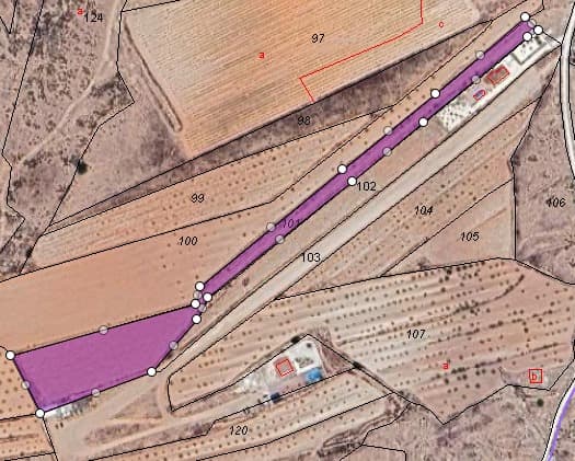 ¡Bienvenido a una excelente oportunidad de desarrollo en el campo! Este terreno tiene una superficie de 11.567 metros cuadrados y cuenta con los servicios esenciales de agua y electricidad ya conectados. Con su potencial para la construcción, este terreno ofrece un lienzo en blanco para su visión arquitectónica. Ya sea que sueñe con construir la casa de sus sueños, establecer una empresa comercial o crear un desarrollo de uso mixto, esta parcela proporciona la base perfecta para sus planes. Ubicada en medio de la belleza natural, esta tierra ofrece un entorno sereno sin dejar de ser convenientemente accesible. No pierda la oportunidad de apoderarse de esta excelente propiedad inmobiliaria: programe una visita hoy y explore las posibilidades de este terreno versátil. Tenemos una gran cartera de propiedades en las zonas de la Costa Blanca y Costa Cálida, especializándonos en propiedades de campo, villas, fincas, solares edificables y opciones de diseño y construcción en las regiones de Alicante y Murcia con especial énfasis en Elda, Monovar, Pinoso, Sax. , Villena, Aspe, Fortuna, Albacete y muchas más zonas de los alrededores. Nos establecimos desde 2004 y contamos con décadas de experiencia en el equipo que aportamos para ayudarlo a encontrar y asegurar la nueva casa de sus sueños. Te ayudamos en cada paso del camino para asegurarnos de que tu compra en España sea segura y sin complicaciones. No estamos aquí para venderle una propiedad, estamos aquí para ayudarlo a realizar su sueño y encontrar lo que es adecuado para usted. Con nosotros estás en las manos más seguras. Contáctanos ahora para conversar sin compromiso sobre cómo tú también puedes hacer realidad tus sueños.
