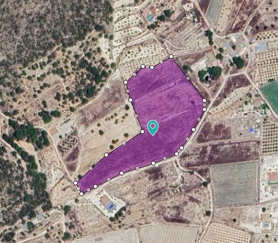 ¡Bienvenidos a una oportunidad única en el corazón del campo! Esta amplia parcela de terreno abarca 25.041 metros cuadrados y cuenta con la invaluable adición de acceso al agua, lo que la convierte en una excelente inversión para diversos fines. Ya sea que imagine construir la casa de sus sueños rodeada de naturaleza, establecer una empresa agrícola a pequeña escala o desarrollar una empresa comercial, este terreno ofrece infinitas posibilidades. Con mucho espacio para explorar y crear, tiene la libertad de diseñar su entorno de vida o de negocios ideal. Ubicada en un entorno sereno, esta propiedad ofrece un retiro tranquilo del ajetreo y el bullicio de la vida urbana y al mismo tiempo ofrece un cómodo acceso a comodidades y servicios. No pierda esta oportunidad de conseguir su propio paraíso rural: programe una visita hoy y descubra el potencial de esta extraordinaria tierra. Tenemos una gran cartera de propiedades en las zonas de la Costa Blanca y Costa Cálida, especializándonos en propiedades de campo, villas, fincas, solares edificables y opciones de diseño y construcción en las regiones de Alicante y Murcia con especial énfasis en Elda, Monovar, Pinoso, Sax. , Villena, Aspe, Fortuna, Albacete y muchas más zonas de los alrededores. Nos establecimos desde 2004 y contamos con décadas de experiencia en el equipo que aportamos para ayudarlo a encontrar y asegurar la nueva casa de sus sueños. Te ayudamos en cada paso del camino para asegurarnos de que tu compra en España sea segura y sin complicaciones. No estamos aquí para venderle una propiedad, estamos aquí para ayudarlo a realizar su sueño y encontrar lo que es adecuado para usted. Con nosotros estás en las manos más seguras. Contáctenos ahora para conversar sin compromiso sobre cómo usted también puede hacer realidad sus sueños.