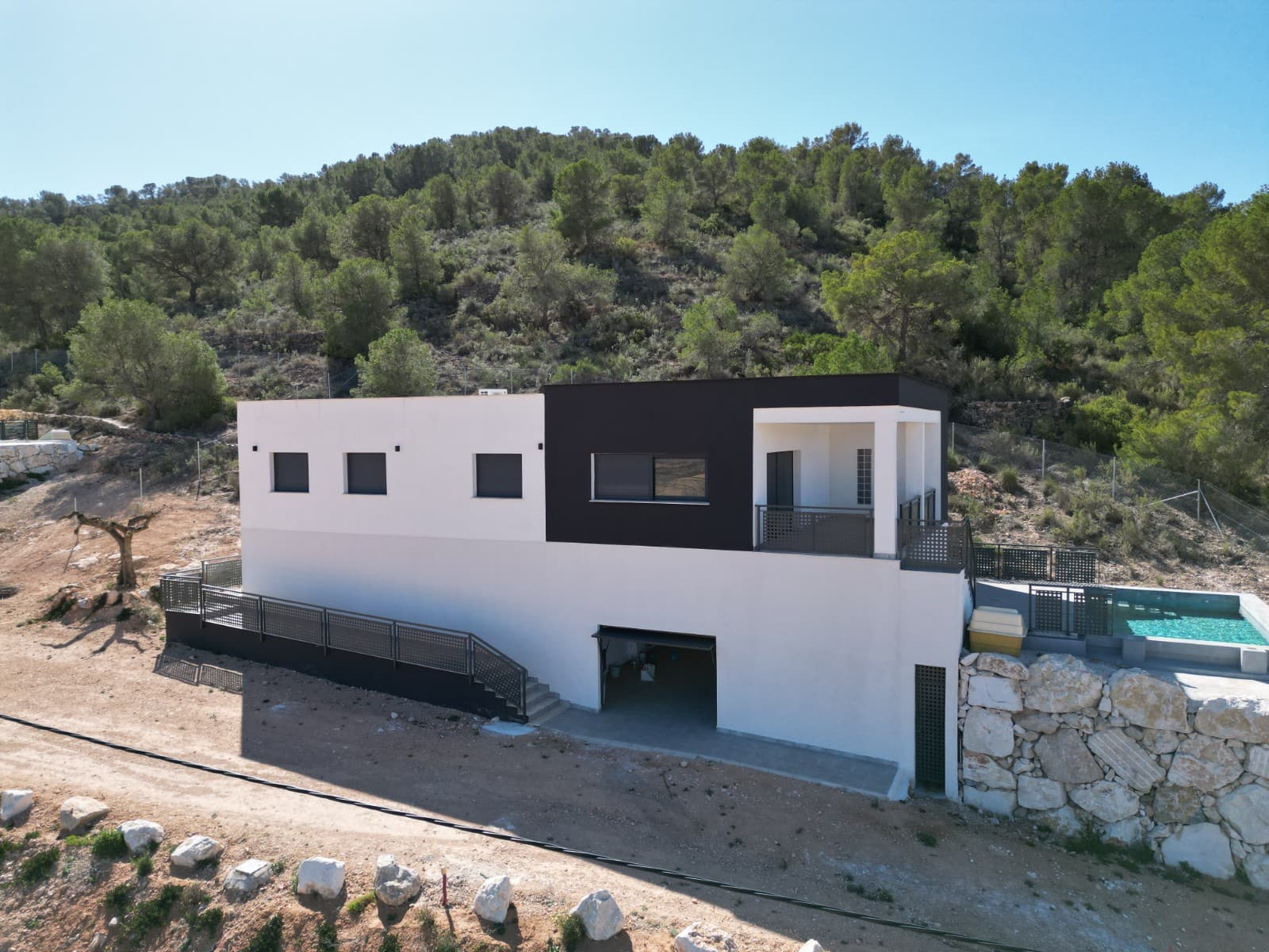 Presentamos una exquisita villa de nueva construcción lista para usar, que ofrece la combinación perfecta de confort y lujo. Esta propiedad cuenta con tres amplios dormitorios y dos impecables baños, lo que garantiza un amplio espacio para la relajación y la comodidad. Ingrese al corazón de esta casa, donde lo espera una impresionante piscina de 6x3, que brinda el lugar ideal para refrescarse y descansar tranquilamente. Con unos generosos 220 metros cuadrados de espacio habitable cuidadosamente diseñado, cada rincón de esta villa rezuma elegancia y sofisticación. Ubicada en una extensa parcela de 5.000 metros cuadrados, esta propiedad ofrece una sensación de tranquilidad y privacidad, permitiendo a los residentes disfrutar de la belleza del paisaje circundante. Con las conexiones principales de electricidad y agua potable, la practicidad se combina sin esfuerzo con la vida moderna. La comodidad se une a la funcionalidad con un garaje doble que abarca aproximadamente 50 metros cuadrados y ofrece un amplio espacio para vehículos y almacenamiento. Además, con una calificación energética de nivel ''B'', esta villa garantiza eficiencia sin comprometer el confort. Situada a poca distancia, la ciudad cercana ofrece una variedad de comodidades y servicios, lo que facilita las tareas diarias. Todo lo que necesitas está a tu alcance, mejorando la calidad de vida de los residentes. No pierda la oportunidad de hacer suya esta impresionante villa. Contáctenos hoy para programar una visita y experimentar de primera mano el epítome de una vida lujosa. Tenemos una gran cartera de propiedades en las zonas de la Costa Blanca y Costa Cálida, especializándonos en propiedades de campo, villas, fincas, solares edificables y opciones de diseño y construcción en las regiones de Alicante y Murcia con especial énfasis en Elda, Monovar, Pinoso, Sax. , Villena, Aspe, Fortuna, Albacete y muchas más zonas de los alrededores. Nos establecimos desde 2004 y contamos con décadas de experiencia en el equipo que aportamos para ayudarlo a encontrar y asegurar la nueva casa de sus sueños. Te ayudamos en cada paso del camino para asegurarnos de que tu compra en España sea segura y sin complicaciones. No estamos aquí para venderle una propiedad, estamos aquí para ayudarlo a realizar su sueño y encontrar lo que es adecuado para usted. Con nosotros estás en las manos más seguras. Contáctanos ahora para conversar sin compromiso sobre cómo tú también puedes hacer realidad tus sueños.