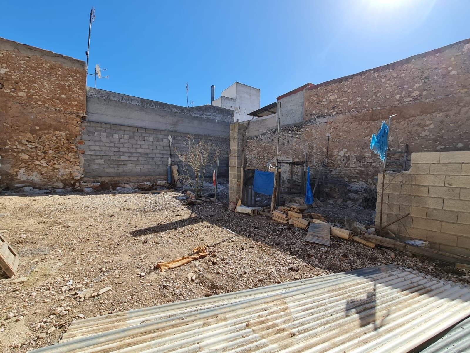 ¡Bienvenido a una oportunidad excepcional justo en el corazón de la ciudad! Este terreno urbano tiene una superficie de 380 metros cuadrados y cuenta con las comodidades esenciales de red eléctrica y agua potable. Con su conveniente ubicación cerca del centro de la ciudad, esta parcela ofrece un excelente potencial para varios proyectos de desarrollo. Ya sea que imagine construir una propiedad residencial, establecer una empresa comercial o crear un espacio de uso mixto, este terreno proporciona una base ideal para sus planes. Ubicada dentro del bullicioso paisaje urbano, esta parcela ofrece fácil acceso a comodidades, servicios y opciones de transporte locales. No pierda la oportunidad de apoderarse de esta excelente propiedad inmobiliaria: programe una visita hoy y explore las posibilidades de esta parcela urbana ubicada en el centro. Tenemos una gran cartera de propiedades en las zonas de la Costa Blanca y Costa Cálida, especializándonos en propiedades de campo, villas, fincas, solares edificables y opciones de diseño y construcción en las regiones de Alicante y Murcia con especial énfasis en Elda, Monovar, Pinoso, Sax. , Villena, Aspe, Fortuna, Albacete y muchas más zonas de los alrededores. Nos establecimos desde 2004 y contamos con décadas de experiencia en el equipo que aportamos para ayudarlo a encontrar y asegurar la nueva casa de sus sueños. Te ayudamos en cada paso del camino para asegurarnos de que tu compra en España sea segura y sin complicaciones. No estamos aquí para venderle una propiedad, estamos aquí para ayudarlo a realizar su sueño y encontrar lo que es adecuado para usted. Con nosotros estás en las manos más seguras. Contáctanos ahora para conversar sin compromiso sobre cómo tú también puedes hacer realidad tus sueños.