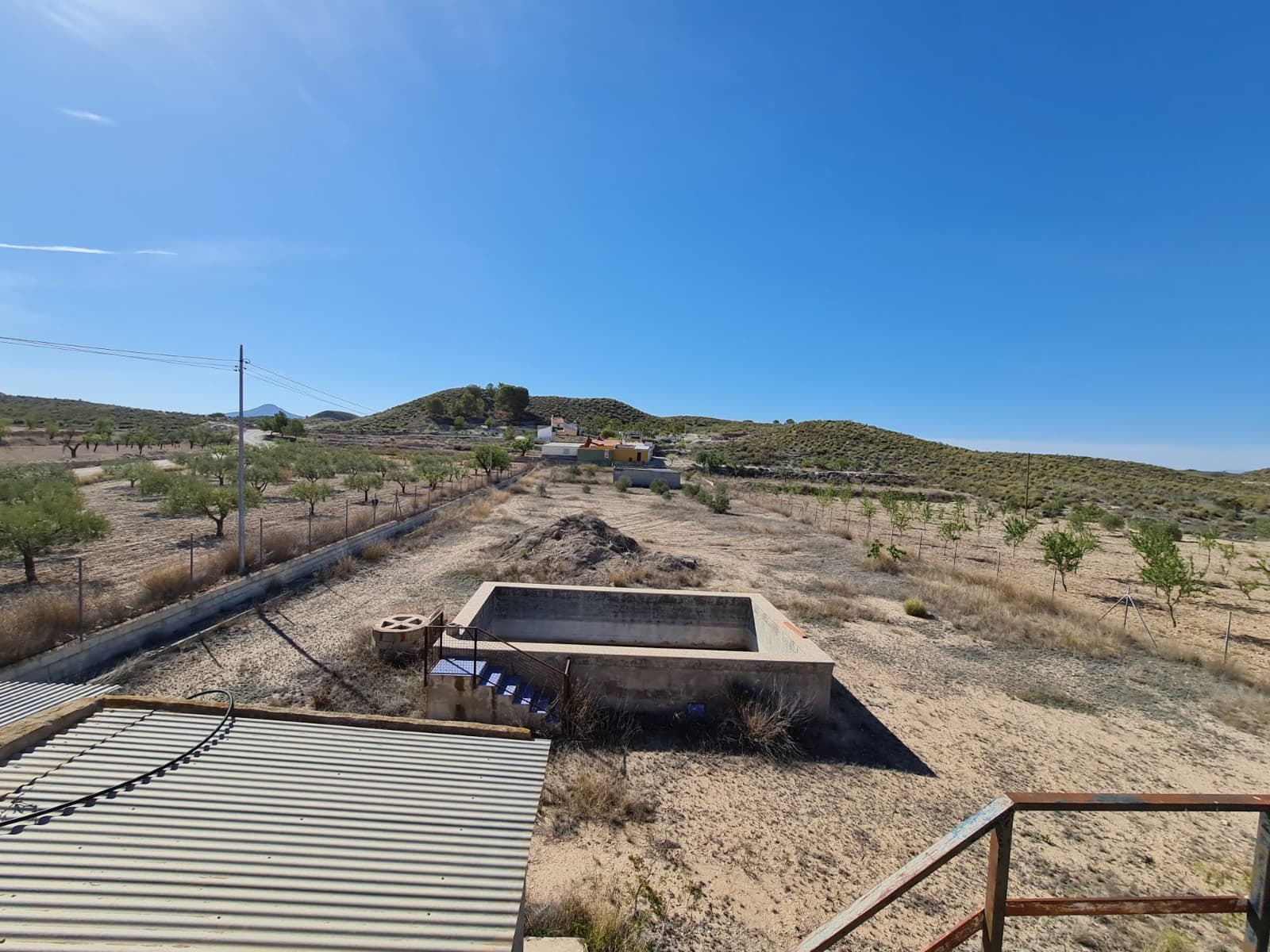 Descubra el potencial de esta encantadora y antigua villa de campo, que espera ser restaurada y transformada en la casa de sus sueños. Ubicada en una generosa parcela de 5000m2, esta propiedad ofrece un amplio espacio para actividades al aire libre y expansión. En el interior, la villa cuenta con tres dormitorios y un baño, lo que proporciona un diseño acogedor pero funcional que puede mejorarse con obras de renovación. Con un poco de cariño, puedes descubrir el verdadero carácter y la belleza de este retiro rústico. Salga para descubrir la piscina de depósito de agua, de 6x3 metros, que ofrece un lugar refrescante para refrescarse y relajarse durante los meses más cálidos. Alrededor de la villa, la amplia parcela presenta oportunidades para paisajismo, jardinería o incluso crear espacios adicionales para vivir al aire libre. Si bien la red eléctrica está conectada y las conexiones de agua potable aún no se han establecido, la infraestructura está disponible para la conexión, lo que garantiza comodidad y accesibilidad. Con su idílico entorno rural y su potencial de renovación, esta villa rural presenta una excelente oportunidad para quienes buscan un retiro tranquilo con la libertad de crear su propio refugio en el campo. No pierda la oportunidad de darle nueva vida a esta encantadora propiedad. Contáctenos hoy para concertar una visita y embarcarse en el viaje hacia la realización de su visión. Tenemos una gran cartera de propiedades en las zonas de la Costa Blanca y Costa Cálida, especializándonos en propiedades de campo, villas, fincas, solares edificables y opciones de diseño y construcción en las regiones de Alicante y Murcia con especial énfasis en Elda, Monovar, Pinoso, Sax. , Villena, Aspe, Fortuna, Albacete y muchas más zonas de los alrededores. Nos establecimos desde 2004 y contamos con décadas de experiencia en el equipo que aportamos para ayudarlo a encontrar y asegurar la nueva casa de sus sueños. Te ayudamos en cada paso del camino para asegurarnos de que tu compra en España sea segura y sin complicaciones. No estamos aquí para venderle una propiedad, estamos aquí para ayudarlo a realizar su sueño y encontrar lo que es adecuado para usted. Con nosotros estás en las manos más seguras. Contáctenos ahora para conversar sin compromiso sobre cómo usted también puede hacer realidad sus sueños.