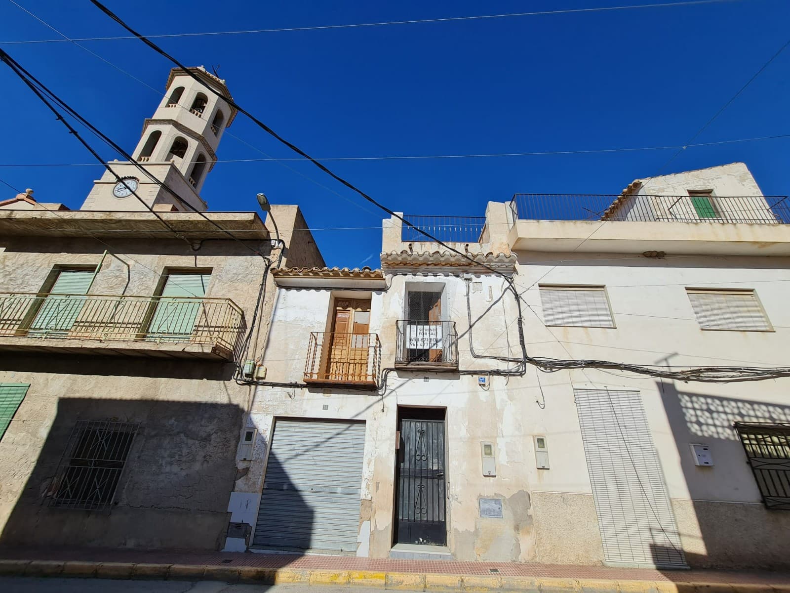 ¡Presentamos una oportunidad fantástica de poseer una espaciosa casa adosada de 3 dormitorios y 2 baños con no una, sino dos terrazas, cada una de 16 m2! Ubicada a poca distancia de Barinas, esta propiedad ofrece conveniencia y confort en un solo paquete. En el interior, encontrará un amplio espacio habitable perfecto para familias o aquellos a quienes les encanta entretener. Los dormitorios brindan privacidad y tranquilidad, mientras que los dos baños garantizan comodidad para todos. Salga a las dos terrazas de generosas dimensiones, ideales para disfrutar de su café matutino o celebrar reuniones con amigos y familiares. Con agua corriente y electricidad, tendrás todas las comodidades modernas a tu alcance. Situada en una ubicación deseable, esta casa adosada ofrece fácil acceso a servicios, escuelas y opciones de transporte. Ya sea que esté buscando una residencia permanente o una oportunidad de inversión, esta propiedad cumple todos los requisitos. No pierdas la oportunidad de llamar hogar a esta casa adosada. Programe una visita hoy y experimente de primera mano la comodidad y conveniencia que tiene para ofrecer. Tenemos una gran cartera de propiedades en las zonas de la Costa Blanca y Costa Cálida, especializándonos en propiedades de campo, villas, fincas, solares edificables y opciones de diseño y construcción en las regiones de Alicante y Murcia con especial énfasis en Elda, Monovar, Pinoso, Sax. , Villena, Aspe, Fortuna, Albacete y muchas más zonas de los alrededores. Nos establecimos desde 2004 y contamos con décadas de experiencia en el equipo que aportamos para ayudarlo a encontrar y asegurar la nueva casa de sus sueños. Te ayudamos en cada paso del camino para asegurarnos de que tu compra en España sea segura y sin complicaciones. No estamos aquí para venderle una propiedad, estamos aquí para ayudarlo a realizar su sueño y encontrar lo que es adecuado para usted. Con nosotros estás en las manos más seguras. Contáctenos ahora para conversar sin compromiso sobre cómo usted también puede hacer realidad sus sueños.