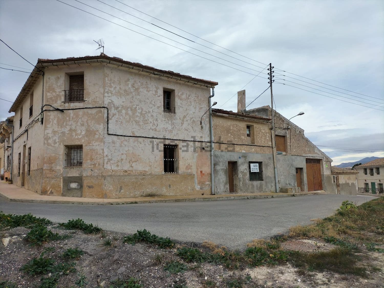 Adéntrese en el potencial de esta prometedora propiedad ubicada en el corazón de Culebrón, a sólo 4 km de Pinoso. Más allá de lo básico de una residencia, esta propiedad ofrece un lienzo emocionante para la transformación, invitándolo a infundir su estilo en un ambiente comunitario acogedor con todas las comodidades esenciales. Únete a esta comunidad, donde un centro médico 24 horas, un instituto, colegios, farmacias y una diversa gama de comercios y servicios se adaptan a tus necesidades diarias. Disfrute de la comodidad del transporte público diario que conecta Elda y Alicante, además de un restaurante abierto todos los días de la semana. El vecindario también cuenta con un centro social, una iglesia y vistas panorámicas a las montañas. Ubicada estratégicamente, esta propiedad está a solo 45 minutos de las principales ciudades como Alicante, Murcia y Elche. El aeropuerto de Elche Alicante está a 40 minutos en coche, lo que añade una capa adicional de accesibilidad. La seguridad es un hecho en esta próspera comunidad, con la mayoría de los hogares ocupados por residentes habituales, lo que crea un entorno seguro para usted y sus seres queridos. La casa, lista para reformar, cuenta con 7 dormitorios, una cocina funcional, 3 comedores, 2 acogedoras chimeneas, un baño completo, garaje y trastero. La distribución se distribuye en dos plantas, con 5 dormitorios en el nivel superior y el resto en la planta baja. Disfrute de la vida al aire libre en una generosa terraza (incluida la eliminación de un almacén, ya considerada en el precio) que abarca aproximadamente 200 m2. Servicios prácticos, como un suministro exclusivo de agua y electricidad, junto con sistemas públicos de alcantarillado, sientan las bases para una experiencia de vida cómoda y perfecta. Con 472 m2 de espacio construido, la propiedad ofrece infinitas posibilidades de renovación y personalización para adaptarse a su visión. Y aún hay más: el precio incluye dos paquetes adicionales. Uno, de aproximadamente 200 m2, está destinado a la casa, mientras que el otro, de 2500 m2, está situado a sólo 50 metros de la residencia. Explore la gran variedad de oportunidades a un precio increíblemente razonable. Esta propiedad, con potencial de reforma, no es sólo una casa; es una invitación a crear la casa de sus sueños en una comunidad acogedora. Aproveche la oportunidad de darle nueva vida a este espacio y cree una residencia que refleje su estilo y preferencias únicos. Si te ha gustado esta propiedad no dudes en contactar con nosotros para organizar una visita, ¡estaremos encantados de ayudarte!