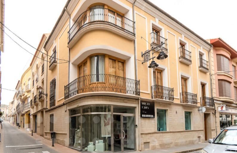 Bienvenido a esta impresionante residencia de 518 m² ubicada en el corazón de Jumilla, Murcia. Diseñada pensando en la vida familiar, esta casa de tres pisos ofrece abundante espacio para cada miembro. Al entrar, lo recibe una sala de estar espaciosa y luminosa, que marca el tono de toda la casa. La cocina independiente totalmente equipada garantiza una funcionalidad perfecta y se completa con electrodomésticos modernos. Cuatro dormitorios brindan un amplio espacio privado, complementados con dos baños completos, uno con un lujoso jacuzzi y dos prácticos baños. La villa cuenta con un balcón que inunda la habitación con luz natural, una terraza para disfrutar del aire libre y armarios empotrados además de un trastero para satisfacer sus necesidades organizativas. Desde estos espacios, deléitese con las vistas panorámicas del encantador castillo de Jumilla, creando un pintoresco telón de fondo. Con orientación exterior, la propiedad disfruta de luz solar, especialmente durante las horas centrales del día, gracias a su estratégica posición orientada al sur. El acceso es muy sencillo, gracias a su conveniente ubicación en una carretera de fácil acceso. Ofrecida amueblada y en impecables condiciones, esta residencia está lista para que usted se mude y la haga suya. Los cuidados detalles incluyen aire acondicionado con bomba de calor, chimenea, carpintería de madera y suelos de parquet y mármol, aportando estilo y confort. Situada estratégicamente a sólo 40 metros del ayuntamiento y cerca de una parada de autobús bien comunicada, esta propiedad no es sólo un hogar sino un estilo de vida. Para mayor comodidad, hay una escuela a tiro de piedra, lo que la convierte en una opción perfecta para familias. No pierda la oportunidad de llamar su hogar a esta casa bien equipada, donde la comodidad se une al estilo en el corazón de Jumilla. Si te ha gustado esta propiedad no dudes en contactar con nosotros para organizar una visita, ¡estaremos encantados de ayudarte!