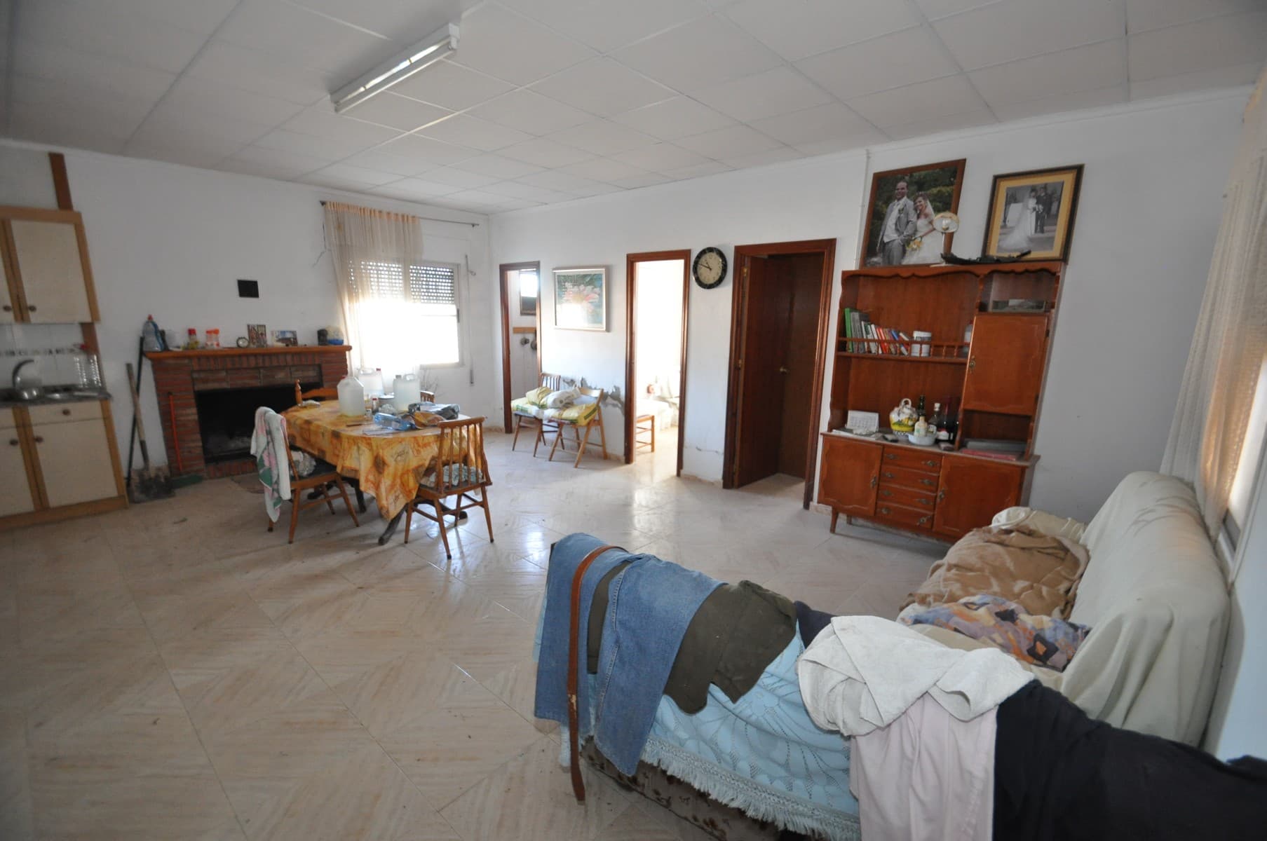 Bienvenido a un encantador retiro rural, una casa de 130 metros cuadrados ubicada en una vasta propiedad de 50.000 metros cuadrados. Esta espaciosa casa cuenta con 3 dormitorios, 1 baño y un garaje, lo que le ofrece un lienzo para crear el paraíso rural de sus sueños. En el amplio terreno hay dos áreas distintas: 10.000 metros cuadrados dedicados a florecientes almendros y otros 40.000 metros cuadrados adornados con abundantes vides. Imagina el placer de pasear por tu propio huerto de almendros o saborear la tranquilidad rodeado de florecientes vides. Mientras la casa espera su toque personal mediante la remodelación, lo recompensa con hermosas vistas que capturan la esencia de la vida en el campo. Aproveche la oportunidad de convertir esta propiedad en un refugio único, donde la belleza natural del entorno se combine perfectamente con la comodidad de su hogar. Descubre las posibilidades de esta casa de campo, donde cada día ofrece un nuevo capítulo en tu historia. No pierda la oportunidad de hacer suya esta propiedad y disfrutar de la serenidad de la vida rural. Si te ha gustado esta propiedad no dudes en contactar con nosotros para organizar una visita, ¡estaremos encantados de ayudarte!
