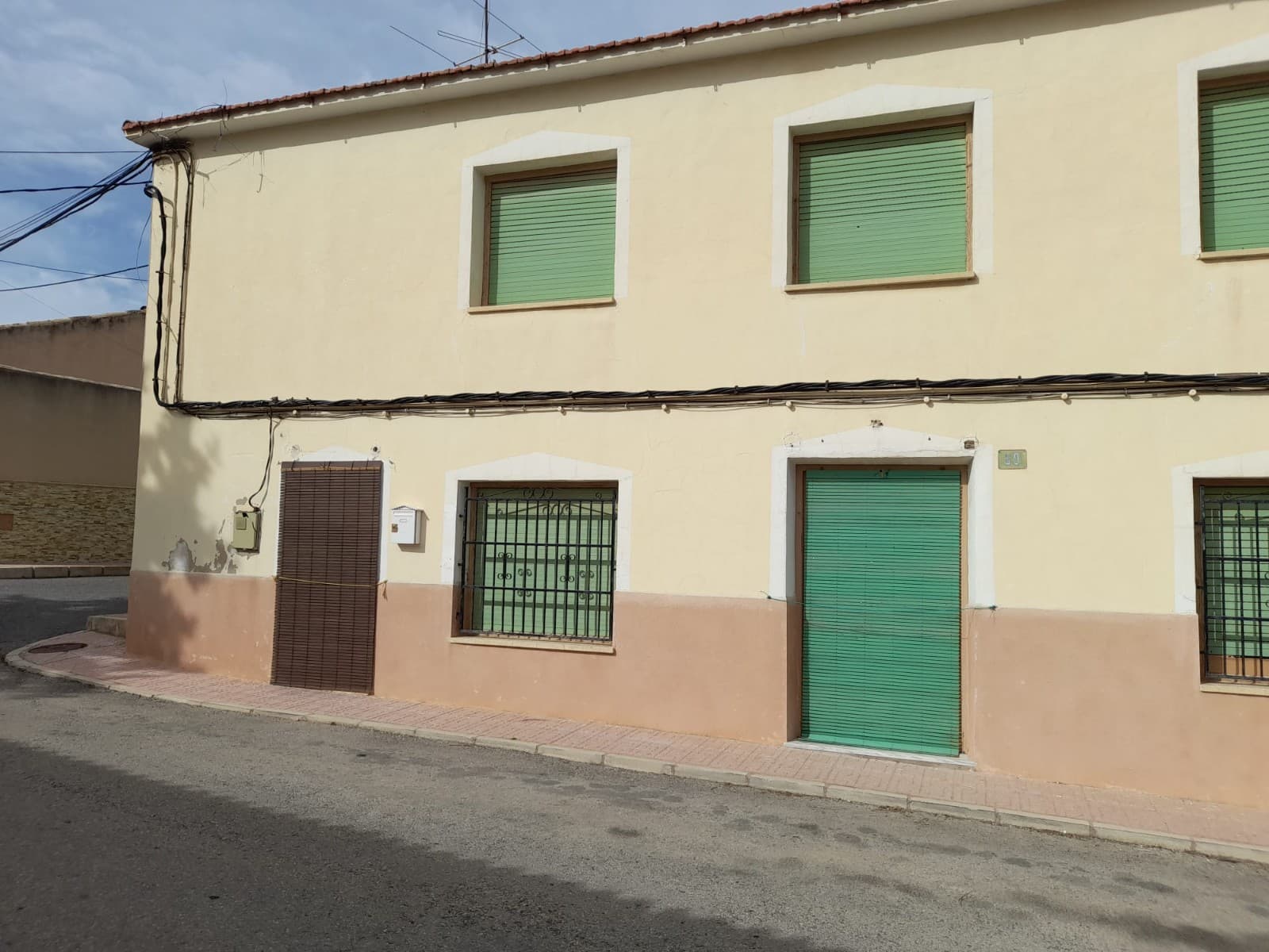 Bienvenido a esta gran casa ubicada en el corazón de Casas de Señor. Si bien esta propiedad necesita renovación, ofrece una gran cantidad de espacio y potencial. Con tres salas de estar, seis dormitorios, dos baños, un balcón y un generoso terreno, esta casa ofrece un amplio espacio para la personalización y la expansión. Situada con impresionantes vistas del Acueducto Medieval y el Mont del Coto, la belleza natural que rodea esta propiedad es realmente encantadora. Imagínese disfrutar del sereno paisaje desde su propio balcón. Ya sea que esté buscando crear la casa familiar de sus sueños o una oportunidad de inversión, esta casa adosada tiene todos los ingredientes para el éxito. No pierdas la oportunidad de convertir este lienzo en blanco en una obra maestra.