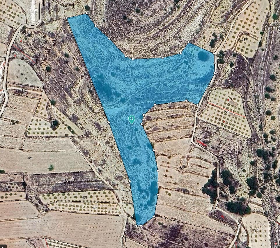 Preciosa parcela situada aproximadamente a 5 minutos del pueblo de Pinoso que ofrece hermosas vistas sobre los viñedos circundantes y el Parque Regional. La parcela viene con agua de riego incluida en el precio, se entrega con presión de la red y se puede usar para lavar, bañar, limpiar, etc. Oficialmente no está permitido beberla, aunque muchos clientes han instalado un sistema de ósmosis con un filtro UV para para cambiarlo a uso potable. La parcela viene con un certificado que confirma que se puede construir. En esta zona se puede construir el 2% del tamaño de la parcela y se pueden subir dos niveles. En pinoso puede encontrar todas las instalaciones del día a día, incluidos bares, restaurantes, centro médico las 24 horas con servicio de ambulancia, supermercados, colegios, bodegas de vino y mucho más. Llevamos 20 años diseñando y construyendo casas en la zona, por lo que tenemos un gran conocimiento y experiencia que podemos aportar para ayudarle a realizar la nueva casa de sus sueños. Estamos aquí para ayudarlo tanto o tan poco como necesite, ya sea simplemente comprar el terreno o construir y entregar la nueva casa de sus sueños. Podemos ayudarlo y guiarlo en cada paso del camino para asegurarnos de que haga realidad sus sueños. Sueña con tiempo y presupuesto. Contamos con nuestro propio constructor interno que puede hacer el trabajo por usted. Sin embargo, usted no depende de nosotros de ninguna manera, ya que trabajamos con todos los constructores de la zona, lo que le brinda total flexibilidad y elección. Además, si decide construir con otro constructor, le ofrecemos un servicio de gestión de proyectos en caso de que lo necesite. Si desea ver esta parcela u otras parcelas edificables que tenemos en nuestros libros, no dude en ponerse en contacto: con nosotros estará en las manos más seguras. Esperamos poder ayudarle a realizar la nueva casa de sus sueños.