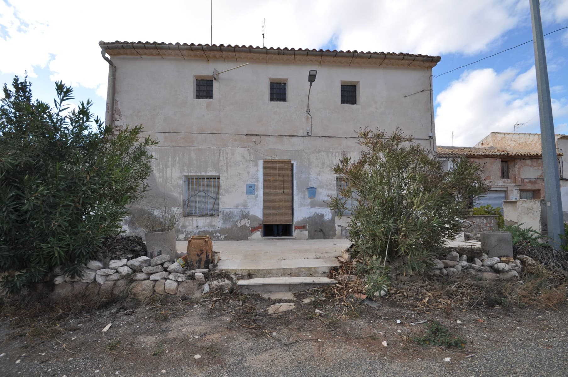 Bienvenido a este encantador proyecto de renovación de una casa de campo con características únicas y vistas impresionantes. Con 6 dormitorios y 1 baño, esta espaciosa propiedad abarca más de 2400 metros cuadrados y ofrece un amplio espacio para que florezca su creatividad. Situada en un entorno sereno, esta propiedad cuenta con varios espacios al aire libre, perfectos para disfrutar de la tranquilidad del campo. Ya sea que imagine un extenso jardín, un acogedor patio o un pintoresco comedor al aire libre, las posibilidades son infinitas. En el interior, el potencial es ilimitado y espera su toque personal para transformarlo en el retiro de sus sueños. Con amplias zonas de estar y abundante luz natural, esta propiedad proporciona un lienzo en blanco para que florezca su imaginación. No pierdas esta oportunidad de hacer tuya esta casa de campo. Aprovecha el potencial y crea el hogar que siempre has imaginado en este entorno idílico. Si te ha gustado esta propiedad no dudes en contactar con nosotros para organizar una visita, ¡estaremos encantados de ayudarte!