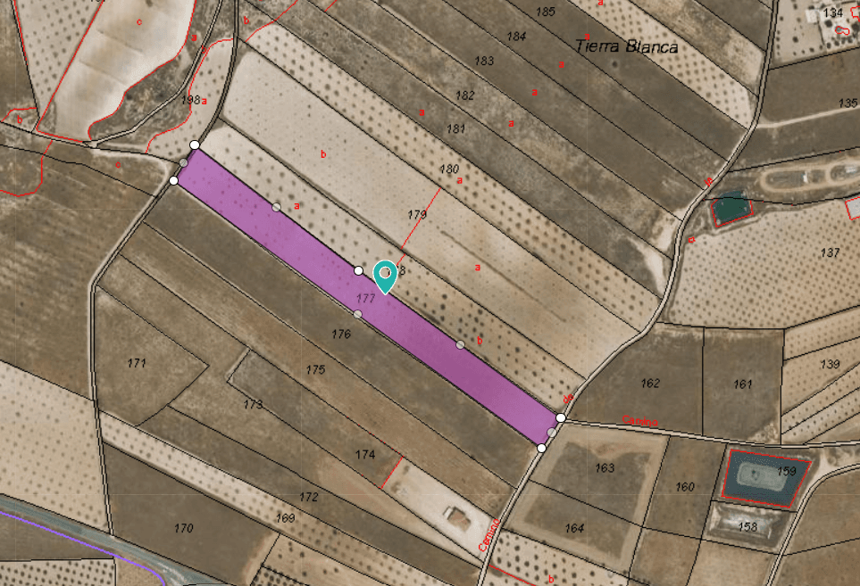 Descubra la oportunidad perfecta para construir el proyecto de sus sueños en este amplio terreno de 15.469 m². Ubicada en una ubicación tranquila, esta excelente propiedad inmobiliaria ofrece impresionantes vistas panorámicas que se extienden hasta donde alcanza la vista. Este terreno es ideal para una variedad de proyectos de desarrollo, ya sea que imagine una lujosa residencia privada, una serie de casas personalizadas o una empresa comercial única. Con su magnífica ubicación y vistas impresionantes, esta propiedad es un hallazgo poco común que promete belleza y potencial. No pierdas esta oportunidad excepcional. Contáctenos hoy para programar una visita y explorar las infinitas posibilidades que este terreno tiene para ofrecer.