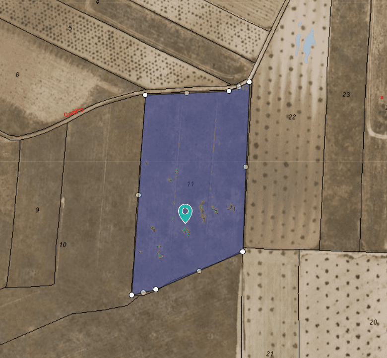 Descubra la oportunidad perfecta para construir el proyecto de sus sueños en este amplio terreno de 15.469 m². Ubicada en una ubicación tranquila, esta excelente propiedad inmobiliaria ofrece impresionantes vistas panorámicas que se extienden hasta donde alcanza la vista. Este terreno es ideal para una variedad de proyectos de desarrollo, ya sea que imagine una lujosa residencia privada, una serie de casas personalizadas o una empresa comercial única. Con su magnífica ubicación y vistas impresionantes, esta propiedad es un hallazgo poco común que promete belleza y potencial. No pierdas esta oportunidad excepcional. Contáctenos hoy para programar una visita y explorar las infinitas posibilidades que este terreno tiene para ofrecer.