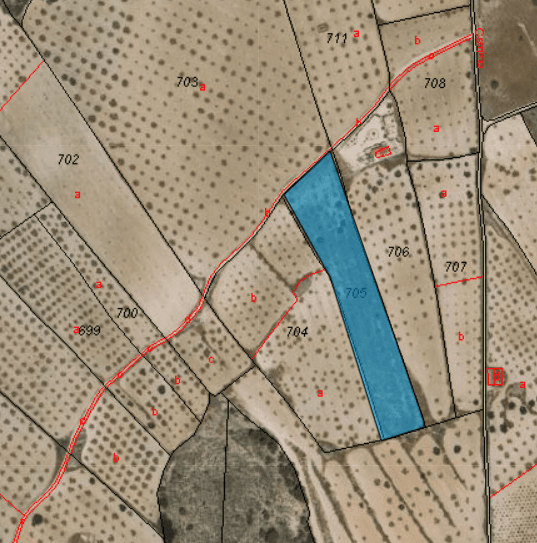 Descubra la oportunidad perfecta para construir el proyecto de sus sueños en este amplio terreno de 15.469 m². Ubicada en una ubicación tranquila, esta excelente propiedad inmobiliaria ofrece impresionantes vistas panorámicas que se extienden hasta donde alcanza la vista. Este terreno es ideal para una variedad de proyectos de desarrollo, ya sea que imagine una lujosa residencia privada, una serie de casas personalizadas o una empresa comercial única. Con su magnífica ubicación y vistas impresionantes, esta propiedad es un hallazgo poco común que promete belleza y potencial. No pierdas esta oportunidad excepcional. Contáctenos hoy para programar una visita y explorar las infinitas posibilidades que este terreno tiene para ofrecer.