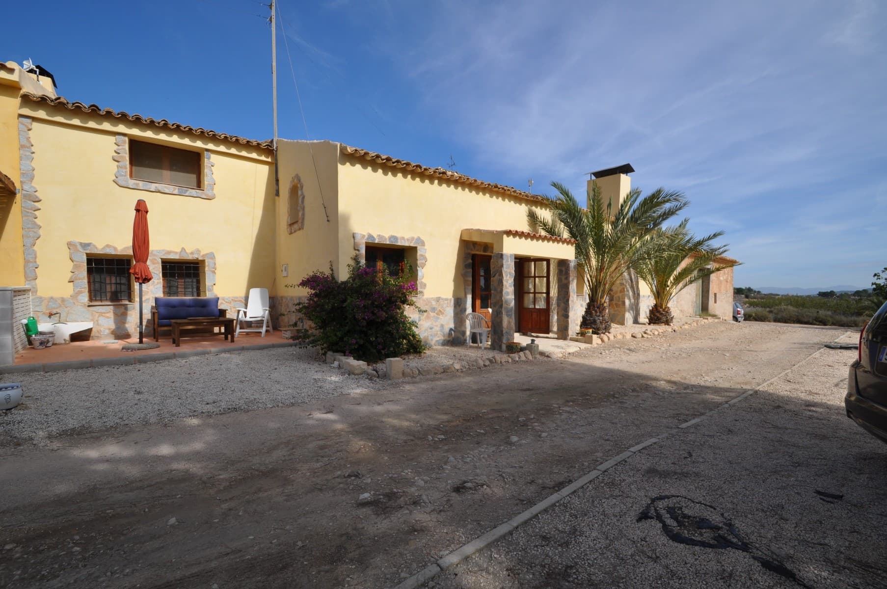 Amplia villa de 4 dormitorios y 2 baños en Chinorlet, la mitad de la cual ha sido renovada de manera hermosa y con buen gusto. Esta propiedad ofrece mucho potencial con amplio espacio de almacenamiento y opciones de distribución versátiles. Disfrute de impresionantes vistas en una ubicación tranquila y pacífica. Perfecta para cualquiera que busque terminar las renovaciones a su gusto y crear un espacio habitable personalizado con mucho espacio para crecer. Ideal para familias o quienes buscan un refugio sereno. Contamos con una amplia cartera de propiedades en las zonas de la Costa Blanca y Costa Cálida, especializándonos en propiedades en el campo, villas, fincas, parcelas edificables y opciones de diseño y construcción en las regiones de Alicante y Murcia, con especial énfasis en Elda, Monovar, Pinoso, Sax, Villena, Aspe, Fortuna, Albacete y muchas más áreas circundantes. Estamos establecidos desde 2004 y contamos con décadas de experiencia entre el equipo que ponemos a su disposición para ayudarle a encontrar y asegurar la nueva casa de sus sueños. Le ayudamos en cada paso del proceso para asegurarnos de que su compra en España sea segura y sin complicaciones. No estamos aquí para venderle una propiedad, estamos aquí para ayudarle a hacer realidad su sueño y encontrar lo que es adecuado para usted. Con nosotros está en las mejores manos. Póngase en contacto con nosotros ahora para tener una charla sin compromiso sobre cómo usted también puede hacer realidad sus sueños.