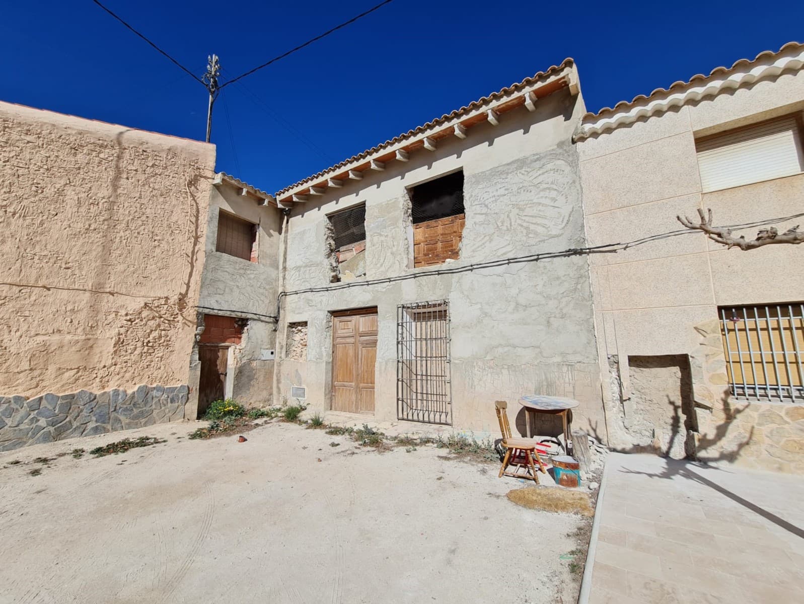 ¡Bienvenido a una prometedora oportunidad de inversión en el encantador campo cerca de Pinoso! Esta casa de pueblo, ubicada en una pintoresca aldea, presenta una perspectiva interesante para aquellos con visión de renovación. Con 6 posibles dormitorios y 3 baños, esta propiedad se distribuye en dos plantas y ofrece un amplio espacio para crear un ambiente de vida confortable. Con la red eléctrica y el agua potable ya instaladas, se han sentado las bases para transformar esta casa en un acogedor refugio o en una lucrativa propiedad de alquiler. La característica más destacada de la propiedad es su gran bodega, completa con pozos de vino y prensa, lo que le da un toque de carácter único. En el exterior, le espera un espacioso jardín cerrado que ofrece un tranquilo espacio al aire libre para relajarse o entretenerse. Además, la compra incluye una parcela de 1000m2 a pocos metros, además de una pequeña parcela delante de la casa, potenciando aún más el potencial de esta joya del campo. Además, con su generosa distribución, esta propiedad podría dividirse en 3 apartamentos separados, ofreciendo versatilidad para ingresos por alquiler o arreglos de vivienda multigeneracionales. Aproveche la oportunidad de revitalizar esta casa de pueblo y convertirla en una encantadora residencia o propiedad de inversión. Organice una visita hoy y descubra el potencial oculto de esta joya rural en un lugar verdaderamente encantador. Tenemos una gran cartera de propiedades en las zonas de la Costa Blanca y Costa Cálida, especializándonos en propiedades de campo, villas, fincas, solares edificables y opciones de diseño y construcción en las regiones de Alicante y Murcia con especial énfasis en Elda, Monovar, Pinoso, Sax. , Villena, Aspe, Fortuna, Albacete y muchas más zonas de los alrededores. Nos establecimos desde 2004 y contamos con décadas de experiencia en el equipo que aportamos para ayudarlo a encontrar y asegurar la nueva casa de sus sueños. Te ayudamos en cada paso del camino para asegurarnos de que tu compra en España sea segura y sin complicaciones. No estamos aquí para venderle una propiedad, estamos aquí para ayudarlo a realizar su sueño y encontrar lo que es adecuado para usted. Con nosotros estás en las manos más seguras. Contáctanos ahora para conversar sin compromiso sobre cómo tú también puedes hacer realidad tus sueños.