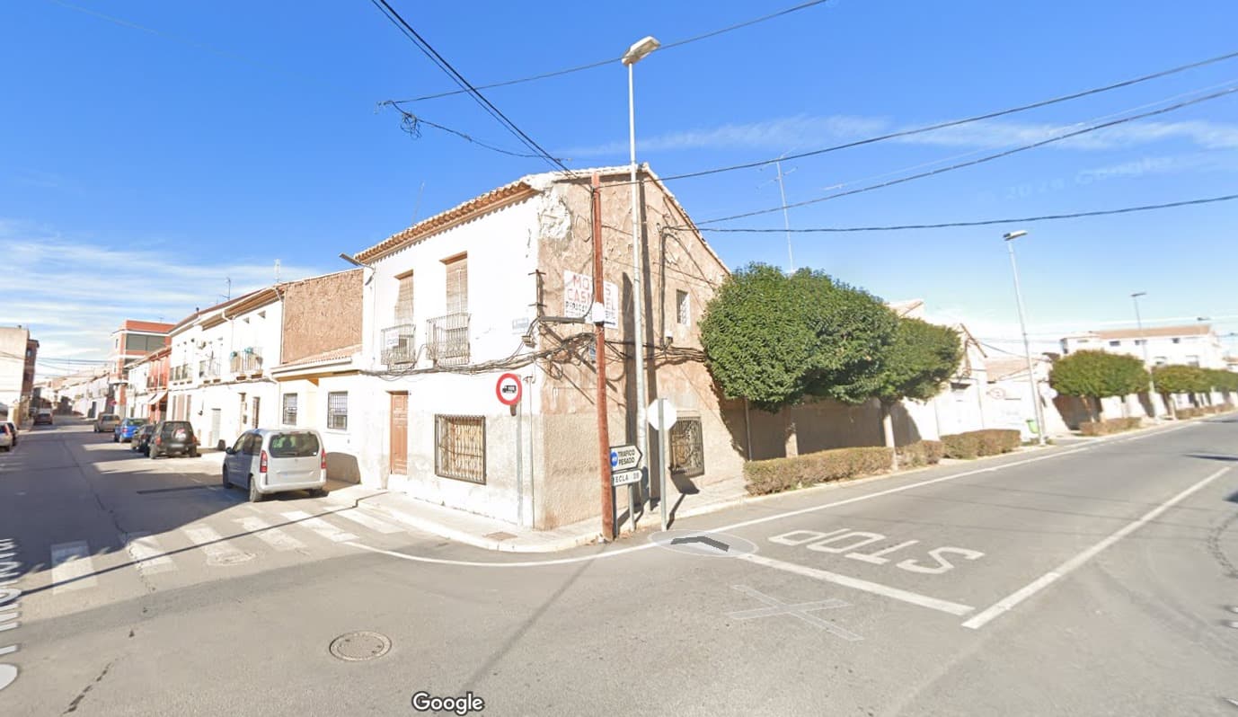 ¡Presentamos un proyecto de renovación prometedor! Esta casa adosada de 3 dormitorios, que ofrece 160 m2 de espacio habitable potencial y un patio de 30 m2, está lista para ser transformada. Convenientemente ubicada a poca distancia de los servicios, esta propiedad proporciona una base sólida para su visión de renovación. Con la red eléctrica ya instalada y acceso a agua potable, junto con la característica inclusión de un antiguo pozo, esta propiedad presenta una oportunidad única de dar nueva vida a un espacio tradicional. Ya sea usted un inversor o un propietario con un talento creativo, esta casa adosada ofrece la oportunidad de crear un espacio habitable a medida que se adapte perfectamente a sus necesidades y gustos. ¡Acepte el desafío y descubra el potencial de este emocionante proyecto de renovación hoy! Tenemos una gran cartera de propiedades en las zonas de la Costa Blanca y Costa Cálida, especializándonos en propiedades de campo, villas, fincas, solares edificables y opciones de diseño y construcción en las regiones de Alicante y Murcia con especial énfasis en Elda, Monovar, Pinoso, Sax. , Villena, Aspe, Fortuna, Albacete y muchas más zonas de los alrededores. Nos establecimos desde 2004 y contamos con décadas de experiencia en el equipo que aportamos para ayudarlo a encontrar y asegurar la nueva casa de sus sueños. Te ayudamos en cada paso del camino para asegurarnos de que tu compra en España sea segura y sin complicaciones. No estamos aquí para venderle una propiedad, estamos aquí para ayudarlo a realizar su sueño y encontrar lo que es adecuado para usted. Con nosotros estás en las manos más seguras. Contáctanos ahora para conversar sin compromiso sobre cómo tú también puedes hacer realidad tus sueños.