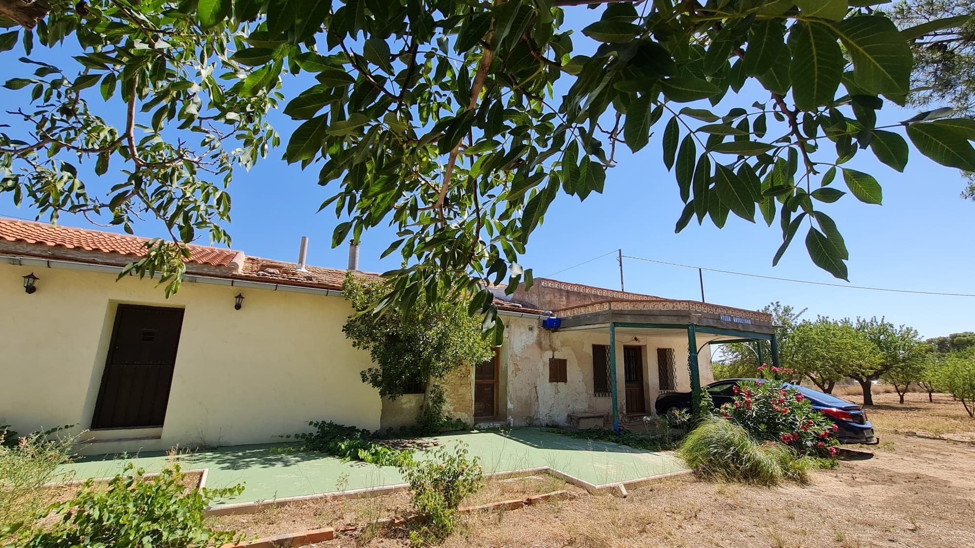 This 300 m² country house, located just 500 meters from the edge of Pinoso, offers a unique opportunity with two connected houses. Together, they provide four bedrooms and two bathrooms, making it ideal for a large family or potential business use. The property includes two garages and sits on a spacious, fully fenced plot with easy access from two tarmac roads. Whether you're looking for a home with room to grow or a business venture, this property combines convenience and potential in a prime location.We have a large portfolio of properties in the Costa Blanca and Costa Calida areas, specialising in country properties, villas, fincas, building plots and design and build options in the Alicante and Murcia regions with a particular emphasis on Elda, Monovar, Pinoso, Sax, Villena, Aspe, Fortuna, Albacete and many more surrounding areas. We have been established since 2004 and have decades of experience between the team which we bring to bear to help you find and secure your new dream home. We help you every step of the way to make sure your purchase in Spain is safe and hassle free. We are not here to sell you a property, we are here to help you realise your dream and find what is right for you. With us you are in the safest hands. Contact us now to have a no obligation chat about how you too can realise your dreams.