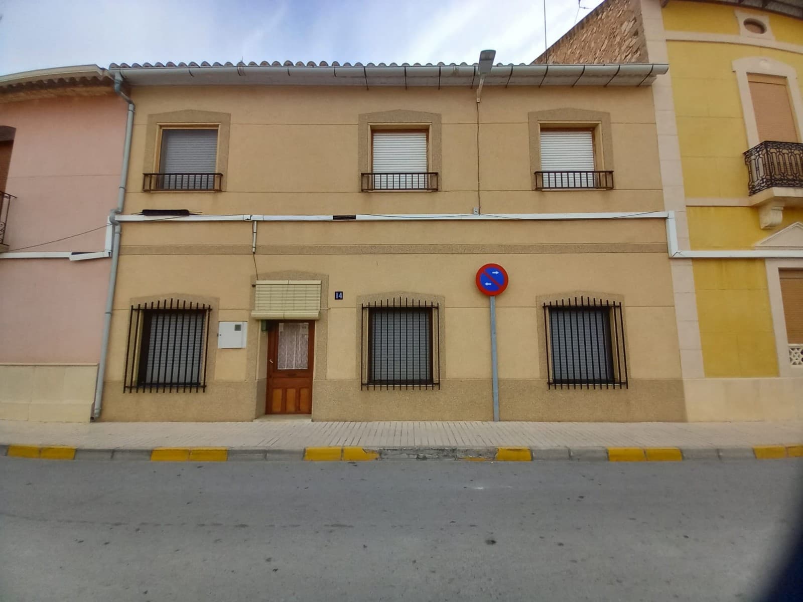This town house in Algueña offers a spacious layout with a built area of 249 m² on a 473 m² plot. The main level features a kitchen, living room, three bedrooms, and one bathroom, making it a comfortable space to live in. The upper floor, which includes two additional bedrooms and a large terrace, requires renovation, including some roof repairs, providing an opportunity to customize the space. The property benefits from dual street access, adding convenience and potential for expansion or additional entry points.We have a large portfolio of properties in the Costa Blanca and Costa Calida areas, specialising in country properties, villas, fincas, building plots and design and build options in the Alicante and Murcia regions with a particular emphasis on Elda, Monovar, Pinoso, Sax, Villena, Aspe, Fortuna, Albacete and many more surrounding areas. We have been established since 2004 and have decades of experience between the team which we bring to bear to help you find and secure your new dream home. We help you every step of the way to make sure your purchase in Spain is safe and hassle free. We are not here to sell you a property, we are here to help you realise your dream and find what is right for you. With us you are in the safest hands. Contact us now to have a no obligation chat about how you too can realise your dreams.