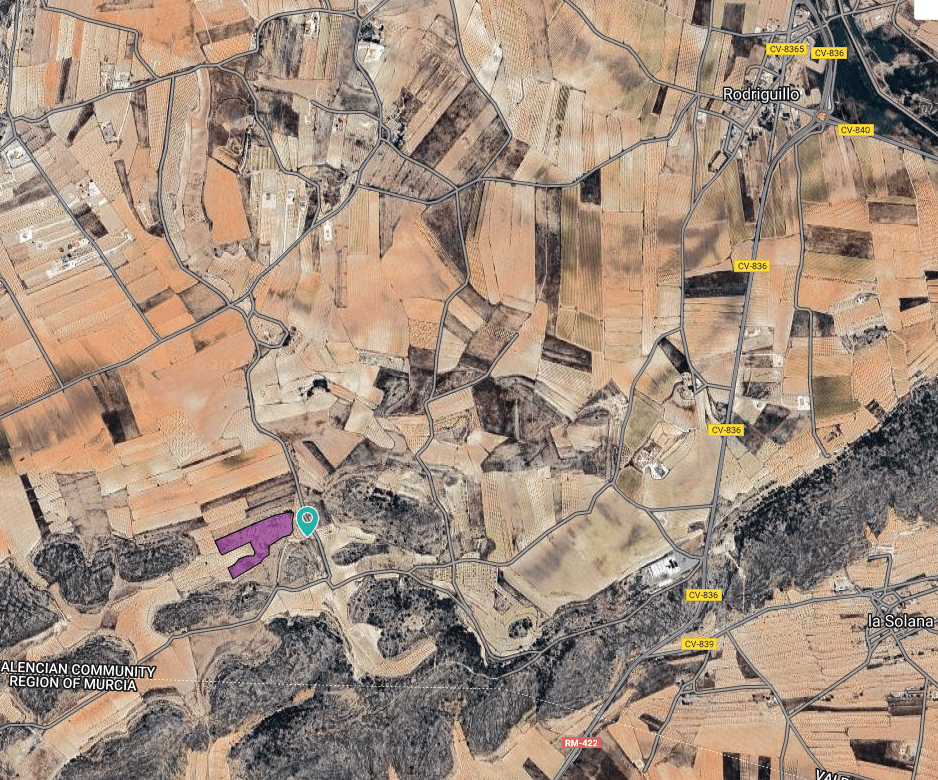 Parcela edificable de 29657m2 ubicada en Pinoso con estupendas vistas. En esta zona se puede construir hasta el 2% del tamaño de la parcela y en dos niveles. Hay punto de luz y agua cerca y se puede conectar. Puede construir la casa de sus sueños en España y disfrutar de las hermosas vistas desde este terreno. Hemos vivido y trabajado en la zona desde 2004 y, como tal, contamos con una excelente red de contactos que incluye arquitectos, constructores, comerciantes, etc. Estamos aquí para ayudarlo en cada paso del camino hacia el diseño y la construcción de la nueva casa de sus sueños. Nos aseguramos de que todo el proceso sea fluido y sin complicaciones, brindándote total tranquilidad. Con nosotros estás en buenas manos. Si desea saber más sobre esta parcela o nuestros servicios de diseño y construcción no dude en ponerse en contacto. Con varios constructores y parcelas para elegir, estamos seguros de que le ayudaremos a crear su nuevo momento perfecto. Contáctenos ahora para ver este y otros potenciales terrenos edificables para su nuevo proyecto. Tenemos una gran cartera de propiedades en las zonas de la Costa Blanca y Costa Cálida, especializándonos en propiedades de campo, villas, fincas, solares edificables y opciones de diseño y construcción en las regiones de Alicante y Murcia con especial énfasis en Elda, Monovar, Pinoso, Sax. , Villena, Aspe, Fortuna, Albacete y muchas más zonas de los alrededores. Nos establecimos desde 2004 y contamos con décadas de experiencia en el equipo que aportamos para ayudarlo a encontrar y asegurar la nueva casa de sus sueños. Te ayudamos en cada paso del camino para asegurarnos de que tu compra en España sea segura y sin complicaciones. No estamos aquí para venderle una propiedad, estamos aquí para ayudarlo a realizar su sueño y encontrar lo que es adecuado para usted. Con nosotros estás en las manos más seguras. Contáctanos ahora para conversar sin compromiso sobre cómo tú también puedes hacer realidad tus sueños.