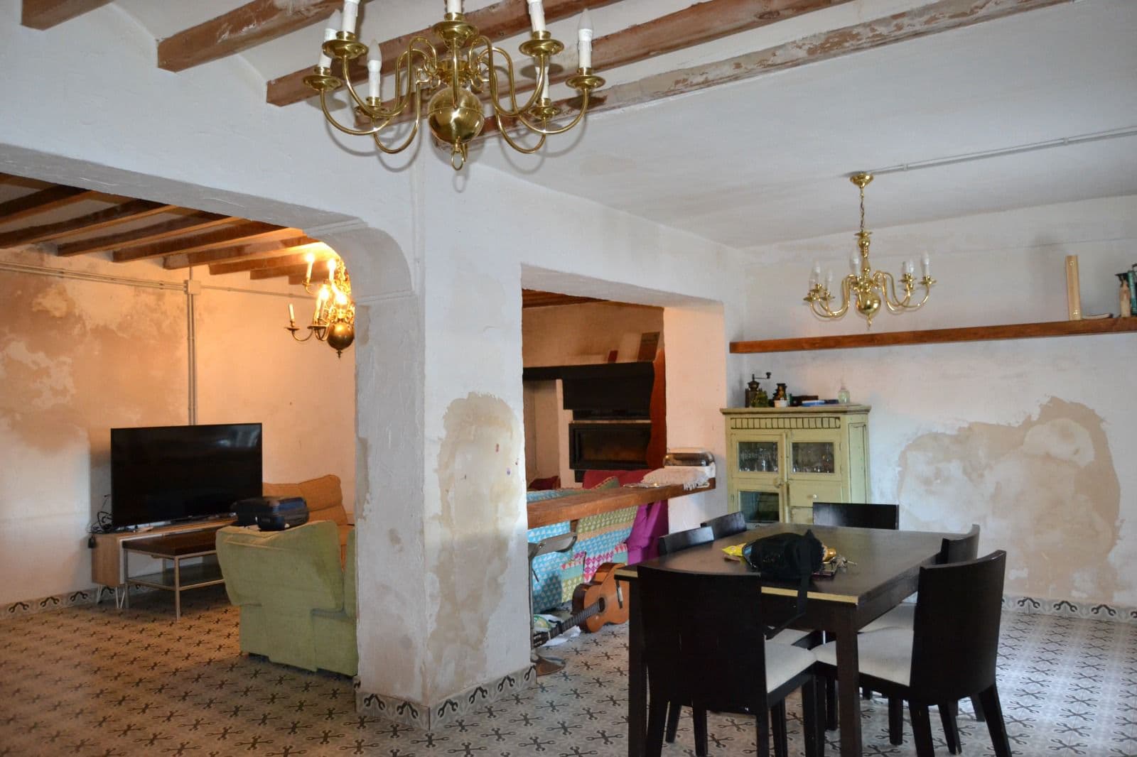 Se vende estupenda casa rural. En una pedanía de Monóvar, llena de encanto y parajes naturales para disfrutar y tener una calidad de vida elegida. La propiedad está reformada y consta de casi 250 metros con la zona de barbacoa y garaje. Tiene un amplio salón con chimenea. Una cocina italiana, y horno de leña. Además otro gran salón que da a la zona de barbacoa, y a la piscina cubierta de esta propiedad. Lo que le da un hábitat perfecto e idílico para vivir. la segunda planta cuenta con dos habitaciones contiguas y un amplio baño con hidromasaje. Además cuenta con una tercera planta, abuhardillada, que podría ser otro gran dormitorio o zona de despacho o lo que necesite el nuevo propietario. Desde el mismo garaje se accede a la propiedad, con vistas a la zona de barbacoa y al salón. La parcela de la propiedad se encuentra a escasos metros de la casa. Siendo una propiedad de 1400 metros que se podría dar para cultivos de almendros, como está ahora o cultivo ecológico tan en boga en estos momentos. Sin duda, se trata de una estupenda propiedad reformada, para que el nuevo comprador pueda disfrutar de plena naturaleza y tener a su alcance por un gran precio de venta. Ven a visitarla pronto, te encantará y quedarás encantado con su potencial. Nos especializamos en la Costa Blanca y Costa Cálida, especializándonos en las regiones del interior de Alicante y Murcia, con especial énfasis en poblaciones como Elda, Pinoso, Aspe, Elche y zonas limítrofes. Somos una empresa consolidada, reconocida y de gran confianza que ha construido una sólida reputación. entre compradores y vendedores desde que comenzamos a comercializar en 2004. Ofrecemos un servicio completo sin cargos ocultos, sin sorpresas, comenzando con la compra de la propiedad, hasta el final, y un servicio postventa inigualable, que incluye administración de propiedades, construcción y servicios de ayuda, y consejos generales para hacer de tu nuevo hogar un hogar. Con una cartera de más de 1400 propiedades, confiamos plenamente en que podemos ayudarle. Permítanos conseguir su propiedad, presupuesto y ubicación ideal, y nosotros haremos el resto.